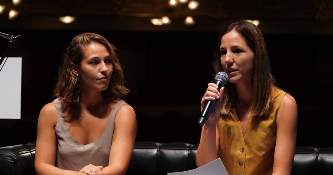 La vicepresidenta del Consell de Mallorca i consellera de Cultura i Patrimoni, Antònia Roca, amb la ballarina de Mucha Muchacha Belén Martí. 