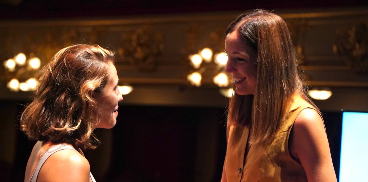 La vicepresidenta del Consell de Mallorca i consellera de Cultura i Patrimoni, Antònia Roca, amb la ballarina de Mucha Muchacha Belén Martí. 