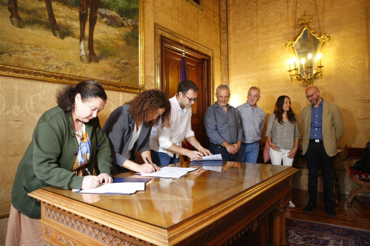 Firma del convenio para reabrir el matadero de Manacor.