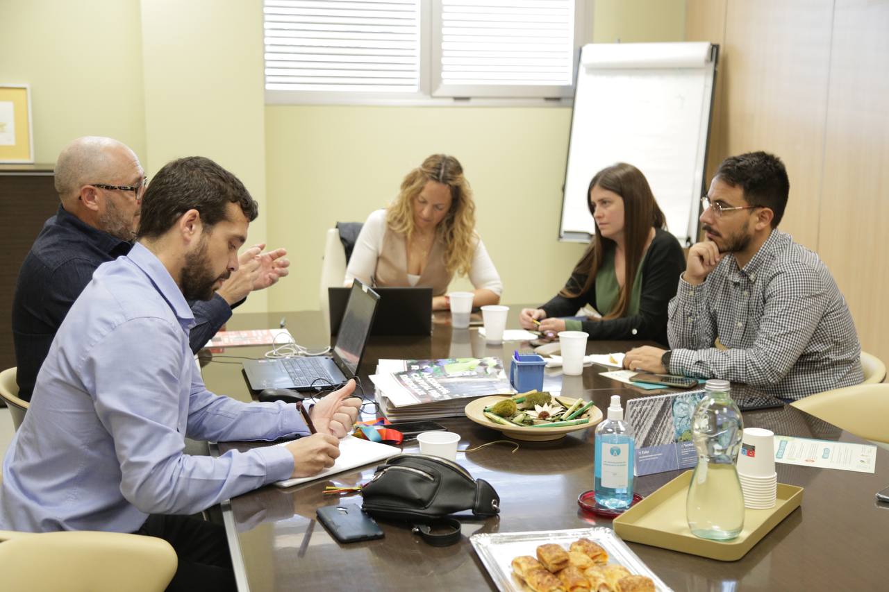 Aurora Ribot. Vicepresidenta del Consell de Mallorca y Consellera de Sostenibilitat i Medi Ambient, Juan Carrasco. Director Insular de Residuos, Jesús Santos. Teniente de Alcalde del Ayuntamiento de Alcorcón, Concejal de Servicios a la Ciudadanía y Presidente de ESMASA, Vanesa Millán, concejala de Transición Ecologia y vicepresidenta/consejera delegada Riva Madrid y Santiago Anes. Director General de Servicios a la Ciudad-ESMASA. Ayuntamiento de Alcorcón