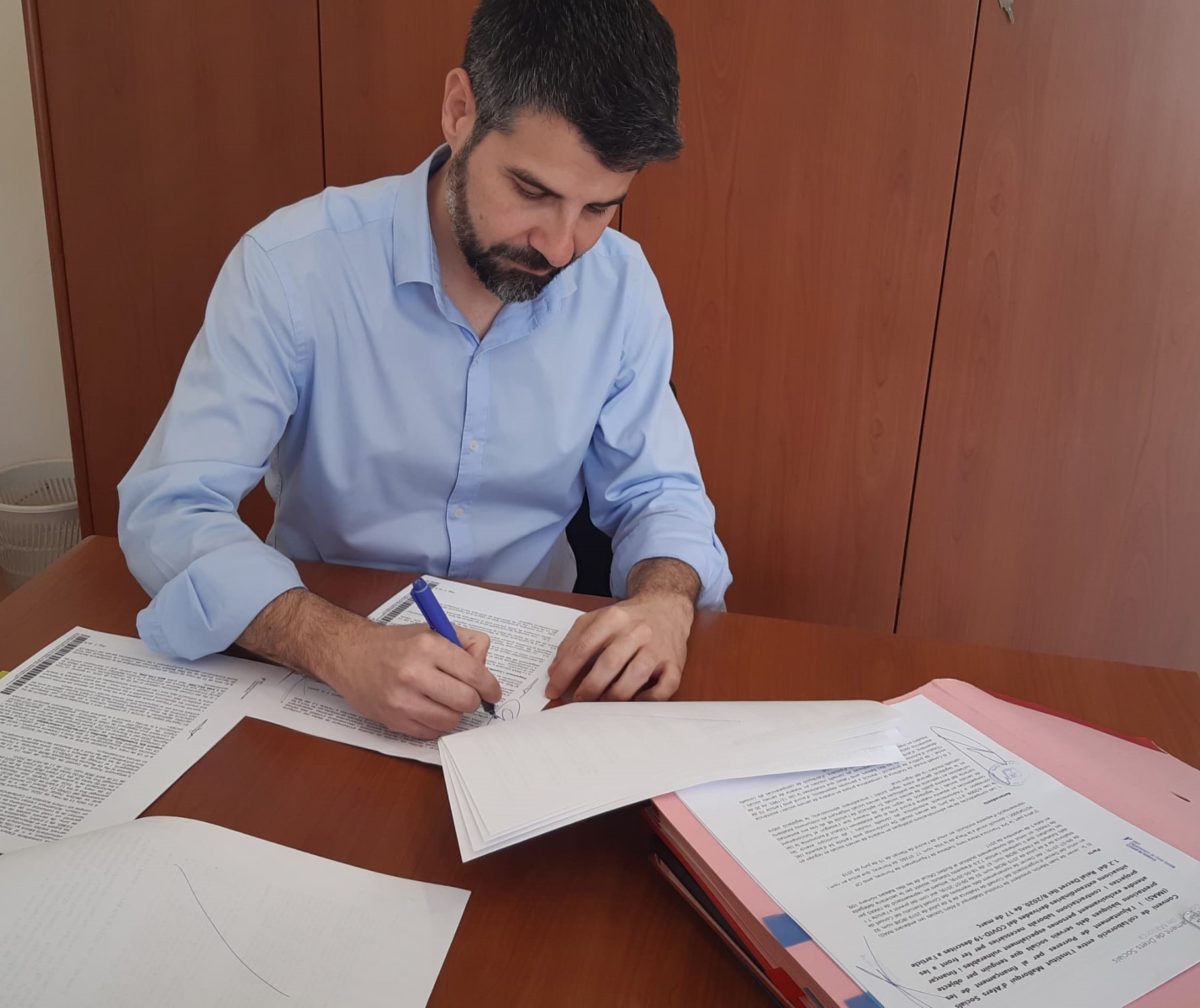 El president de l’IMAS, Javier de Juan, ha signat els convenis per al repartiment de les ajudes a municipis per la COVID-19.  situacions derivades de la crisi per la COVID-19.