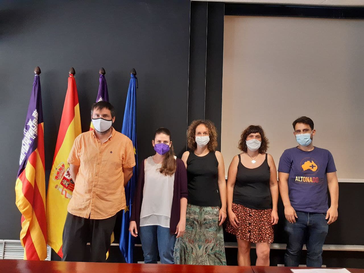 (d'esquerra a dreta) El director general de Residus del Govern, Sebastià Sansó, la vicepresidenta i consellera de Sostenibilitat i Medi Ambient, Aurora Ribot, la directora insular de Residus, Patrícia Arbona i la responsable de l’Àrea Ambiental de la Fundació Deixalles, Maria Suau i el Gerent de Eines x Inserció (Càritas Mallorca), Juan Cruz Carrasco. 