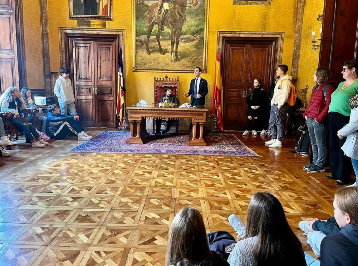 A la sala d'audiències amb un grup d'escolars