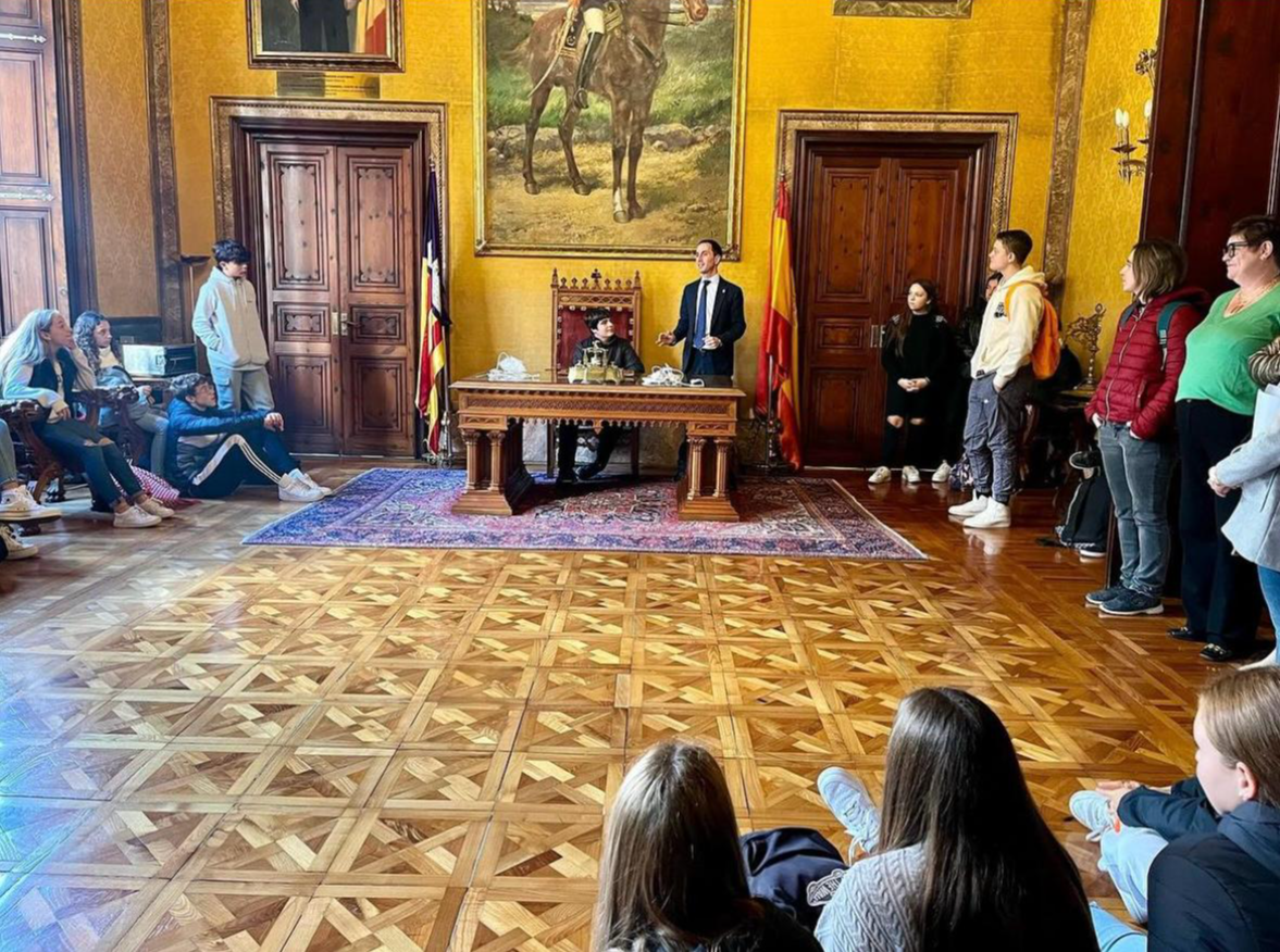 Un grupo de escolares en la sala de audiencias durante la visita