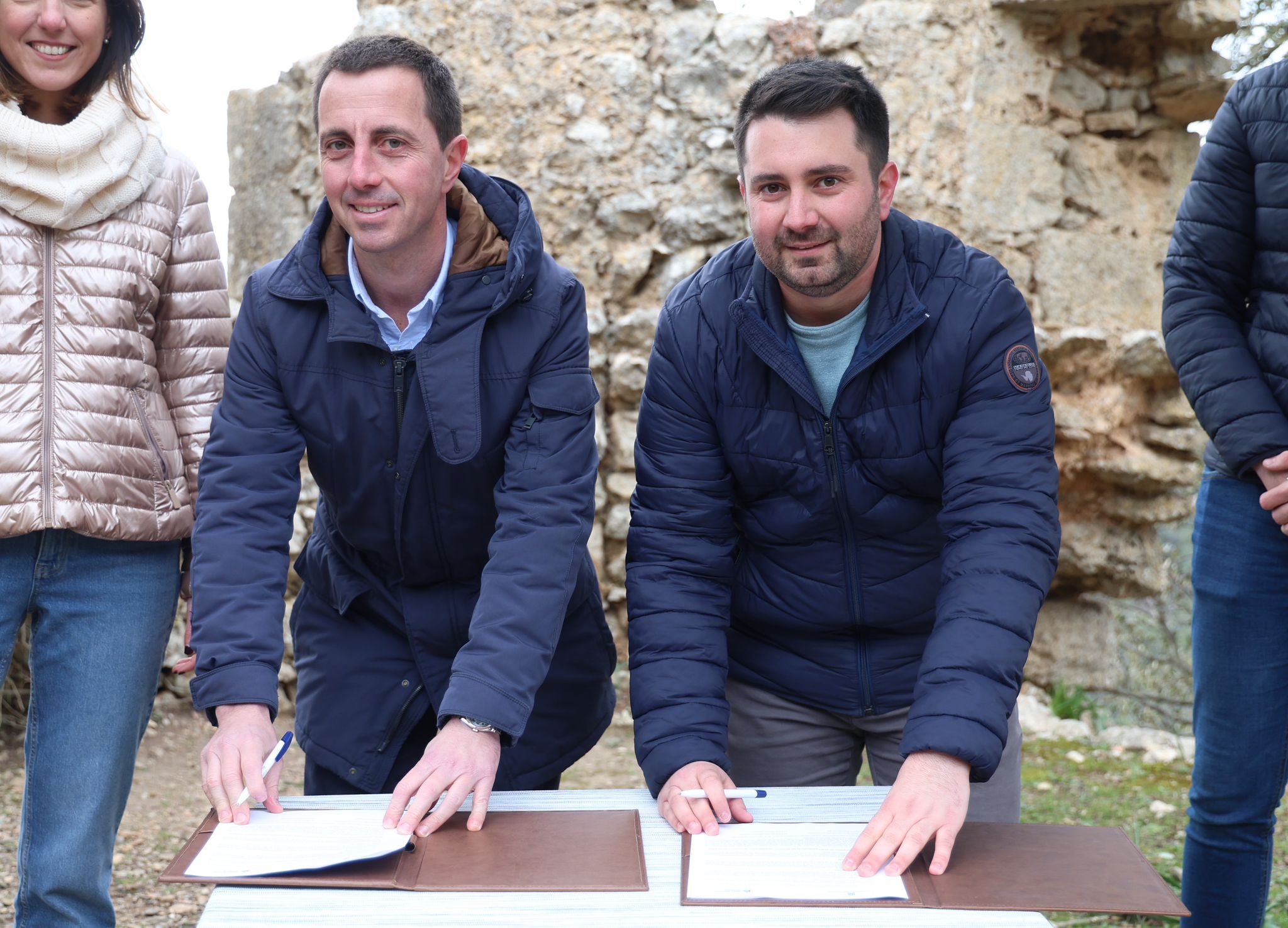 El presidente del Consell de Mallorca, Llorenç Galmés y el alcalde de Alaró, Llorenç Perelló, durante la firma del convenio