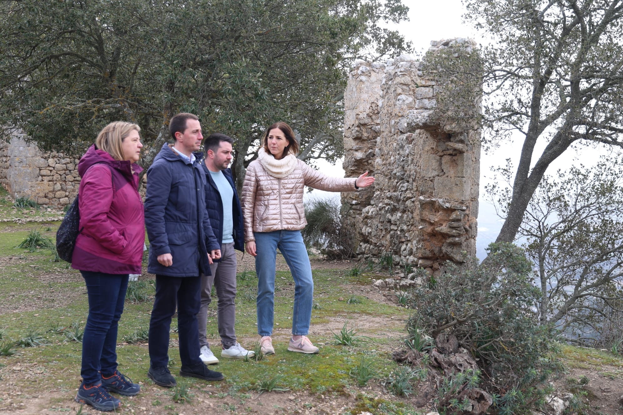 De derecha a izquierda: la vicepresidenta del Consell de Mallorca, Antònia Roca; el alcalde de Alaró, Llorenç Perelló, el presidente del Consell de Mallorca, Llorenç Galmés y la directora insular de Patrimonio, Maribel Arnau, durante la visita al castillo de Alaró