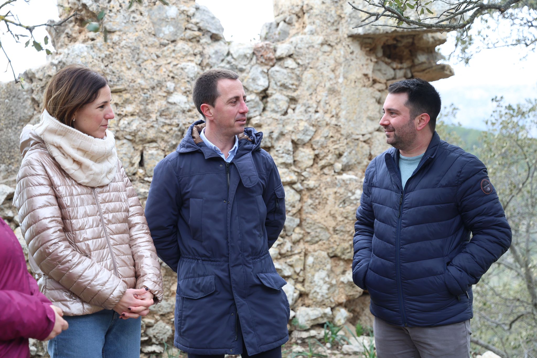 De derecha a izquierda: el alcalde de Alaró, Llorenç Perelló, el presidente del Consell de Mallorca, Llorenç Galmés y la vicepresidenta del Consell de Mallorca, Antònia Roca, durante la visita al castillo de Alaró