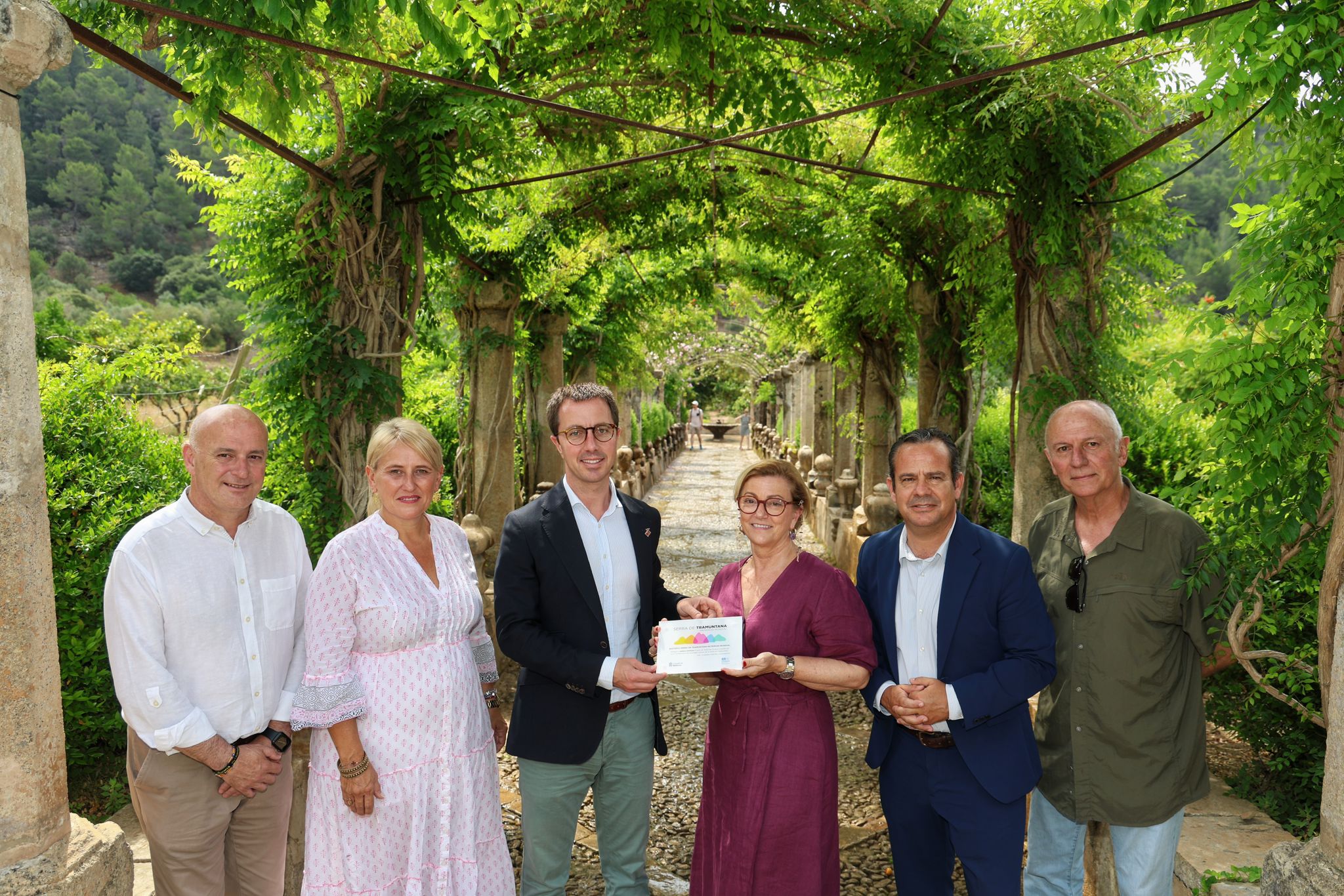 Antoni Solivellas, director insular de Serra de Tramuntana, Marian Serralta, batlessa de Bunyola, Llorenç Galmés, president del Consell de Mallorca, Cristina Zaforteza, gerent de Jardins d'Alfàbia, Antoni Fuster, conseller de Presidència, Lluís Vallcaneras, gerent del Consorci Serra de Tramuntana