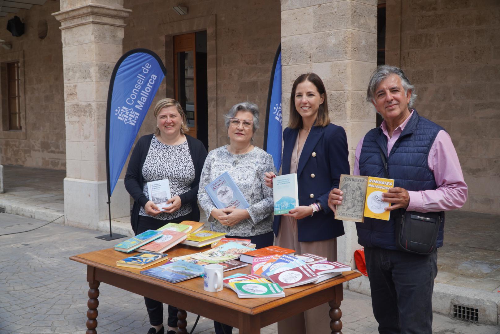 D'esquerra a dreta: la directora insular de Patrimoni, Maribel Arnau, l'escriptora i investigadora de literatura oral, Caterina Valriu, la vicepresidenta i consellera de Cultura i Patrimoni, Antònia Roca i Antoni Mir