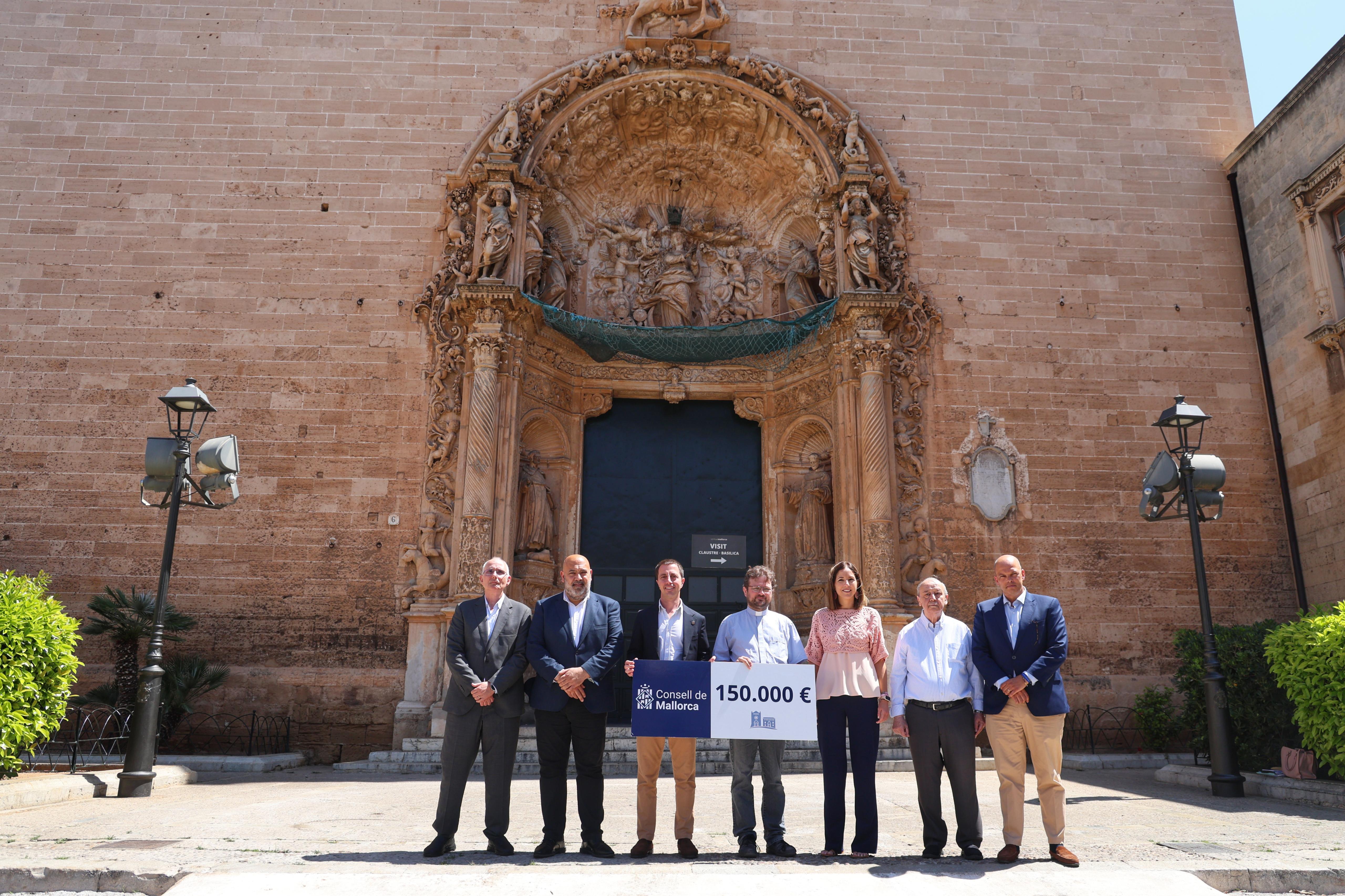 Imatge d'avui davant la façana principal de l’església de Sant Francesc de Palma
