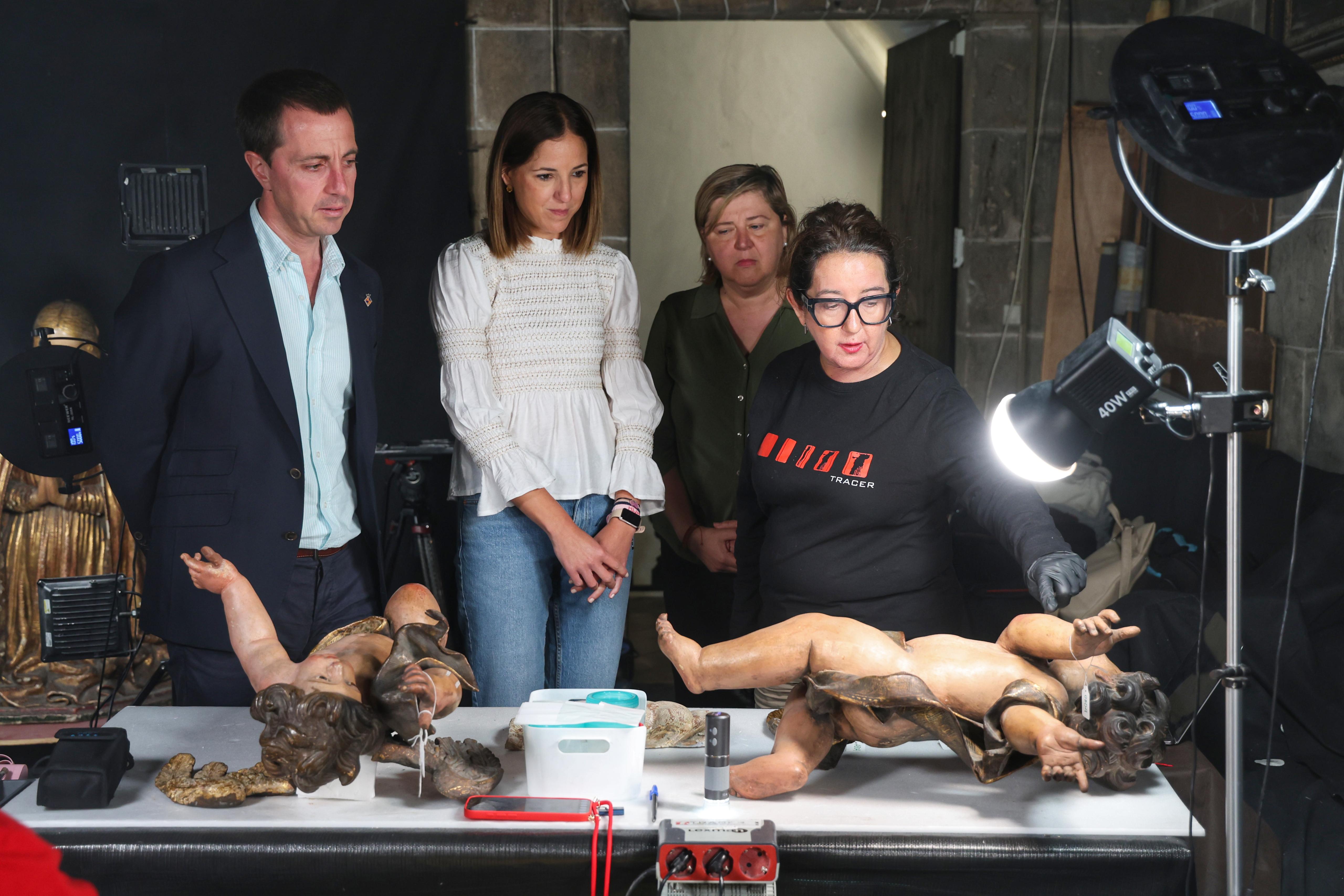 Visita del president del Consell de Mallorca, Llorenç Galmés, i la vicepresidenta i consellera de Cultura i Patrimoni, Antònia Roca a la restauració del Betlem de la Sang