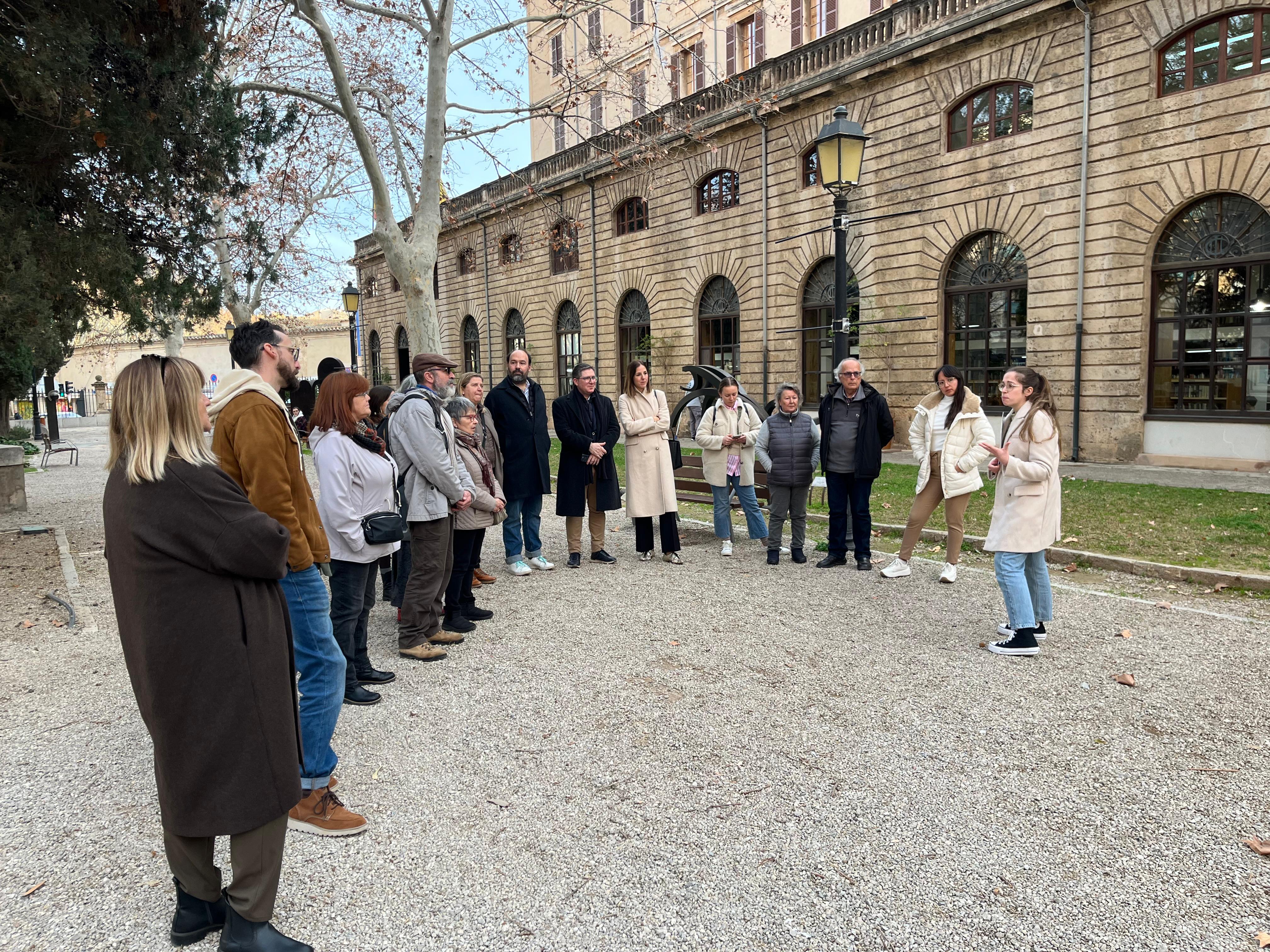 Moment durant la visita guiada a La Misericòrdia a la qual va assistir la vicepresidenta i consellera de Cultura i Patrimoni, Antònia Roca