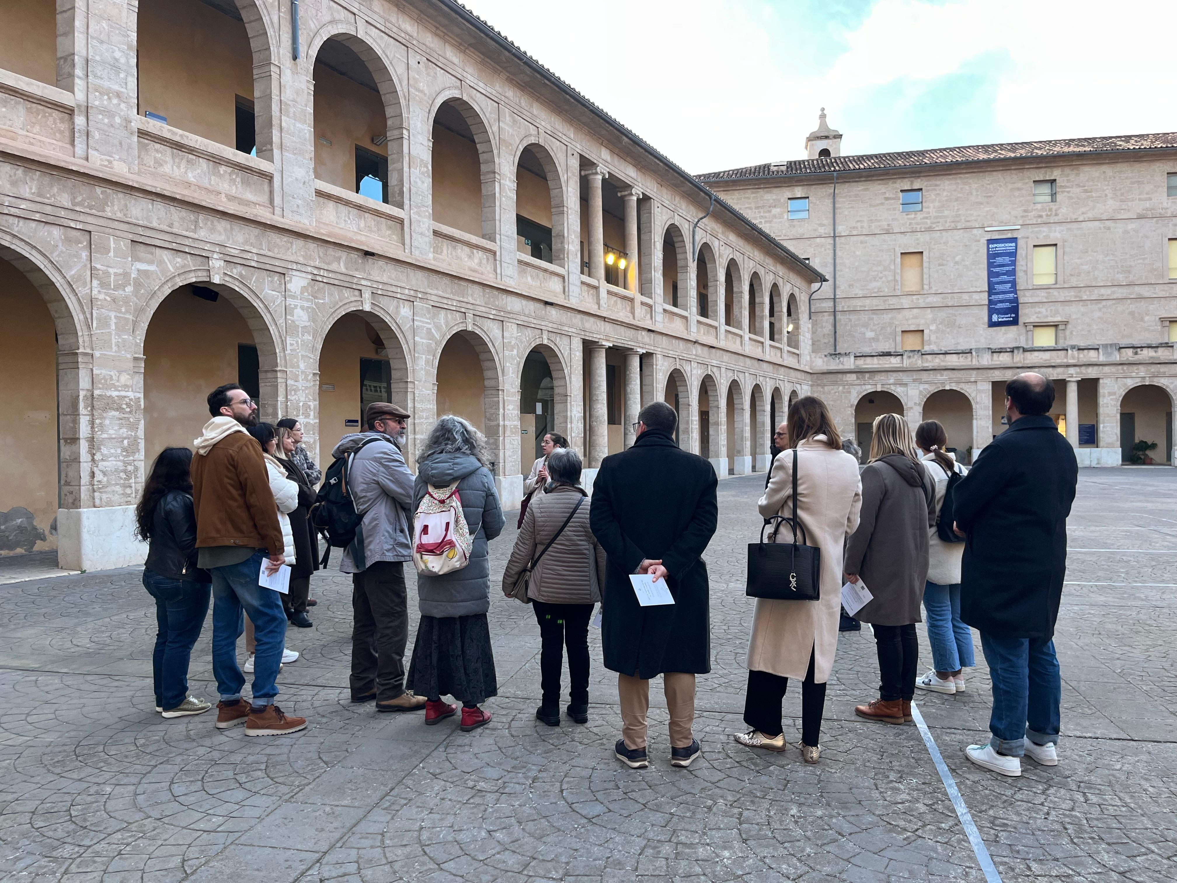 Moment durant la visita guiada a La Misericòrdia a la qual va assistir la vicepresidenta i consellera de Cultura i Patrimoni, Antònia Roca