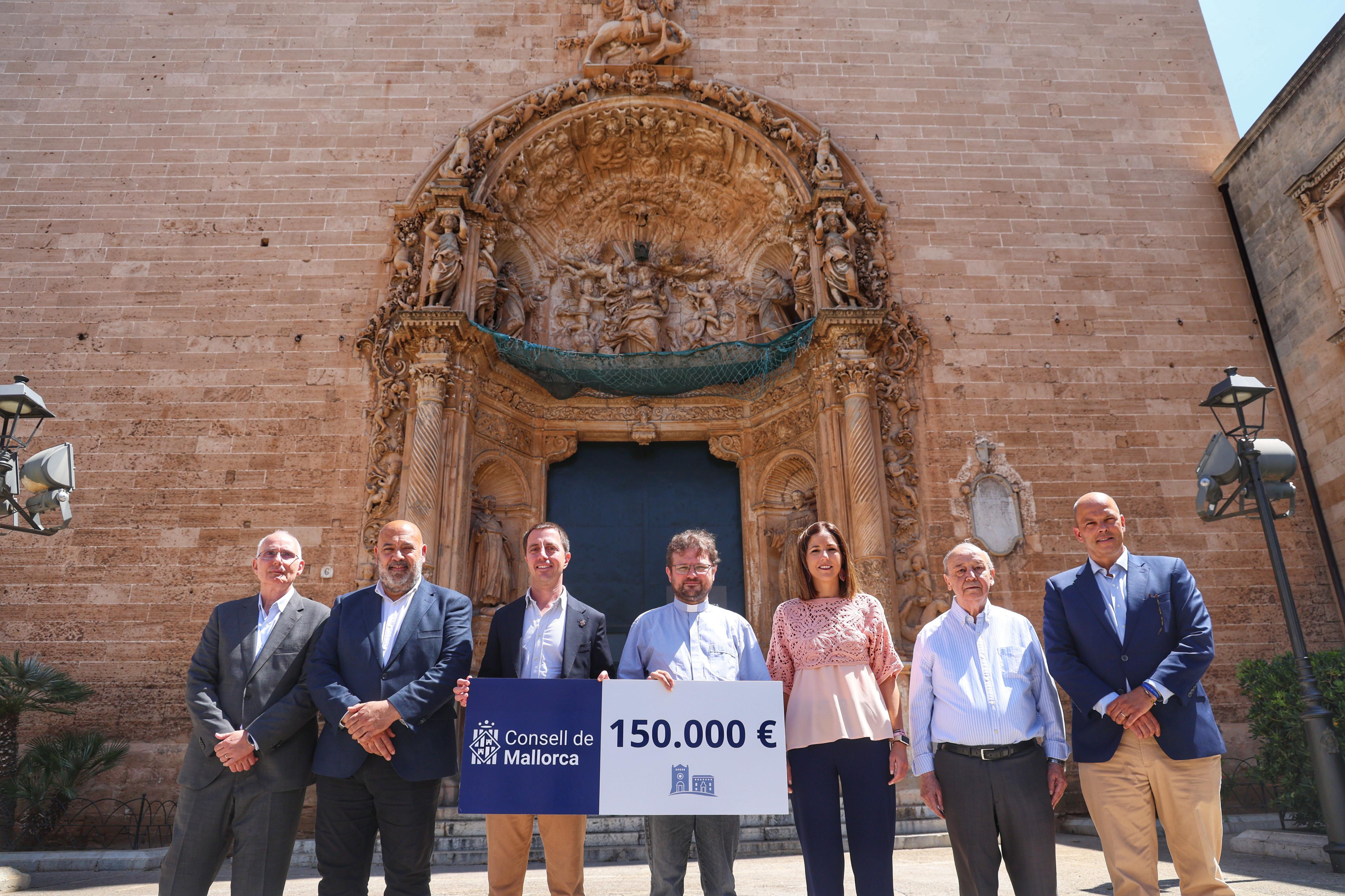 Imatge d'avui davant la façana principal de l’església de Sant Francesc de Palma