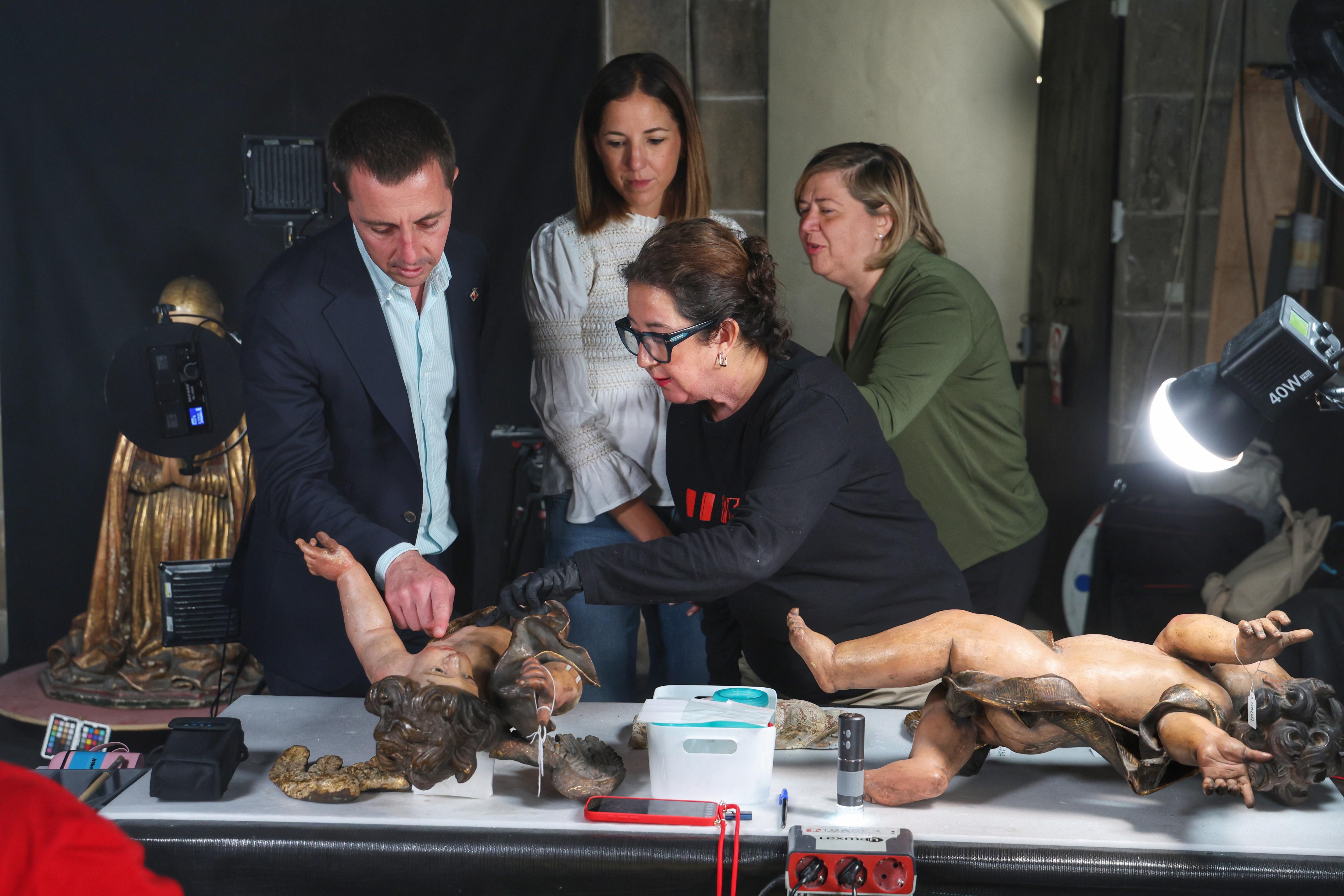 Visita del president del Consell de Mallorca, Llorenç Galmés, i la vicepresidenta i consellera de Cultura i Patrimoni, Antònia Roca a la restauració del Betlem de la Sang