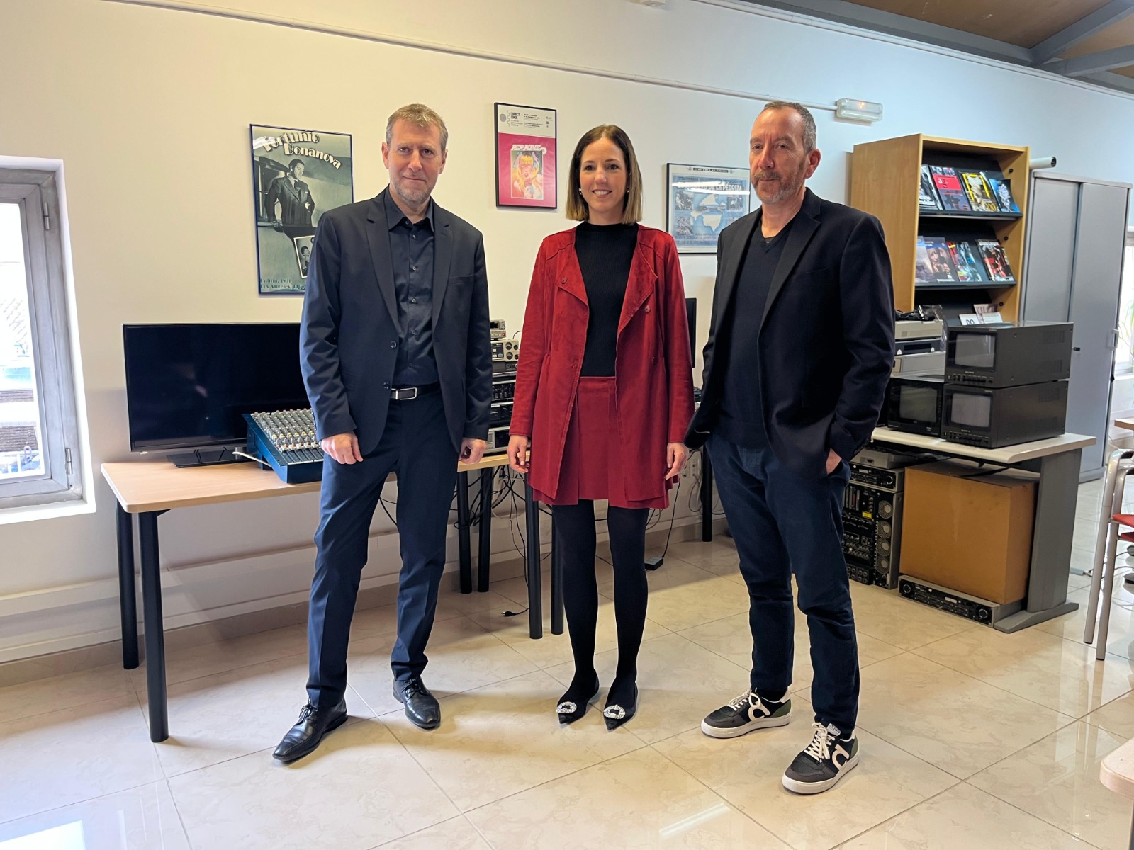 D'esquerra a dreta: el director d'Es Baluard Museu d’Art Contemporani de Palma, David Barro, la vicepresidenta del Consell de Mallorca i consellera de Cultura i Patrimoni, Antònia Roca i el cap de l’Arxiu del So i de la Imatge, Xisco Bonnín 