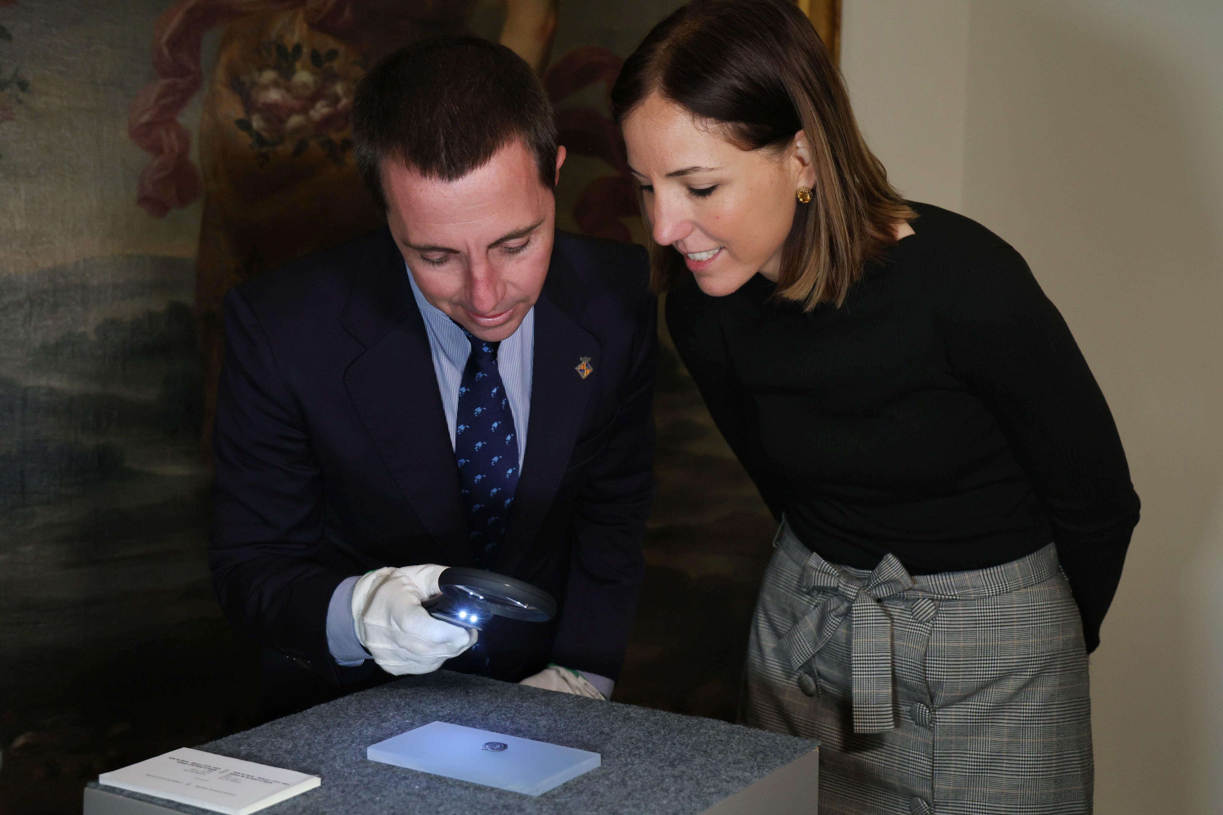 De izquierda a derecha: el presidente del Consell de Mallorca, Llorenç Galmés y la vicepresidenta y consejera de Cultura y Patrimonio, Antònia Roca en el Museu de Mallorca