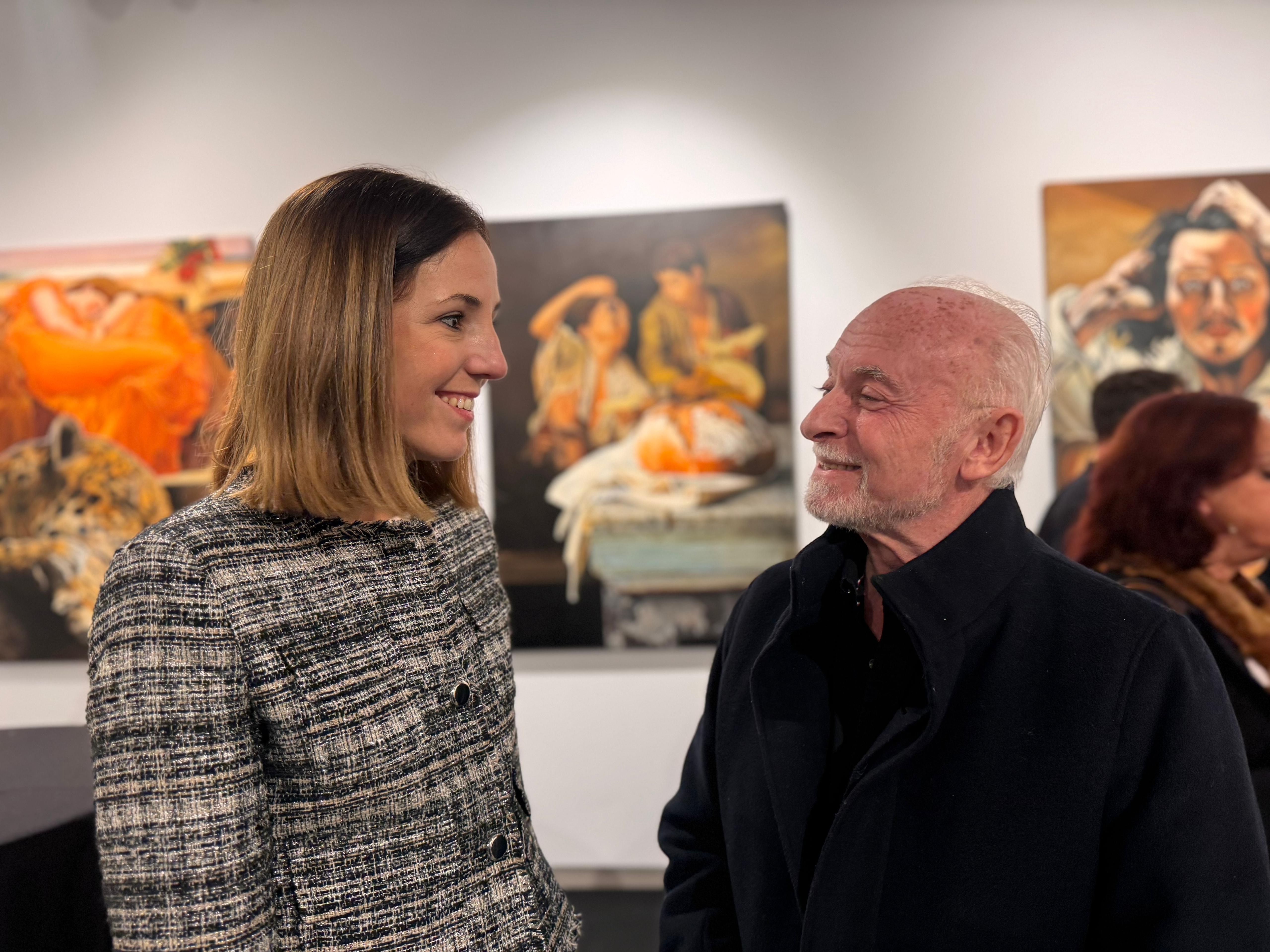La vicepresidenta del Consell de Mallorca, Antònia Roca y el pintor Portaolaya durante la inauguración