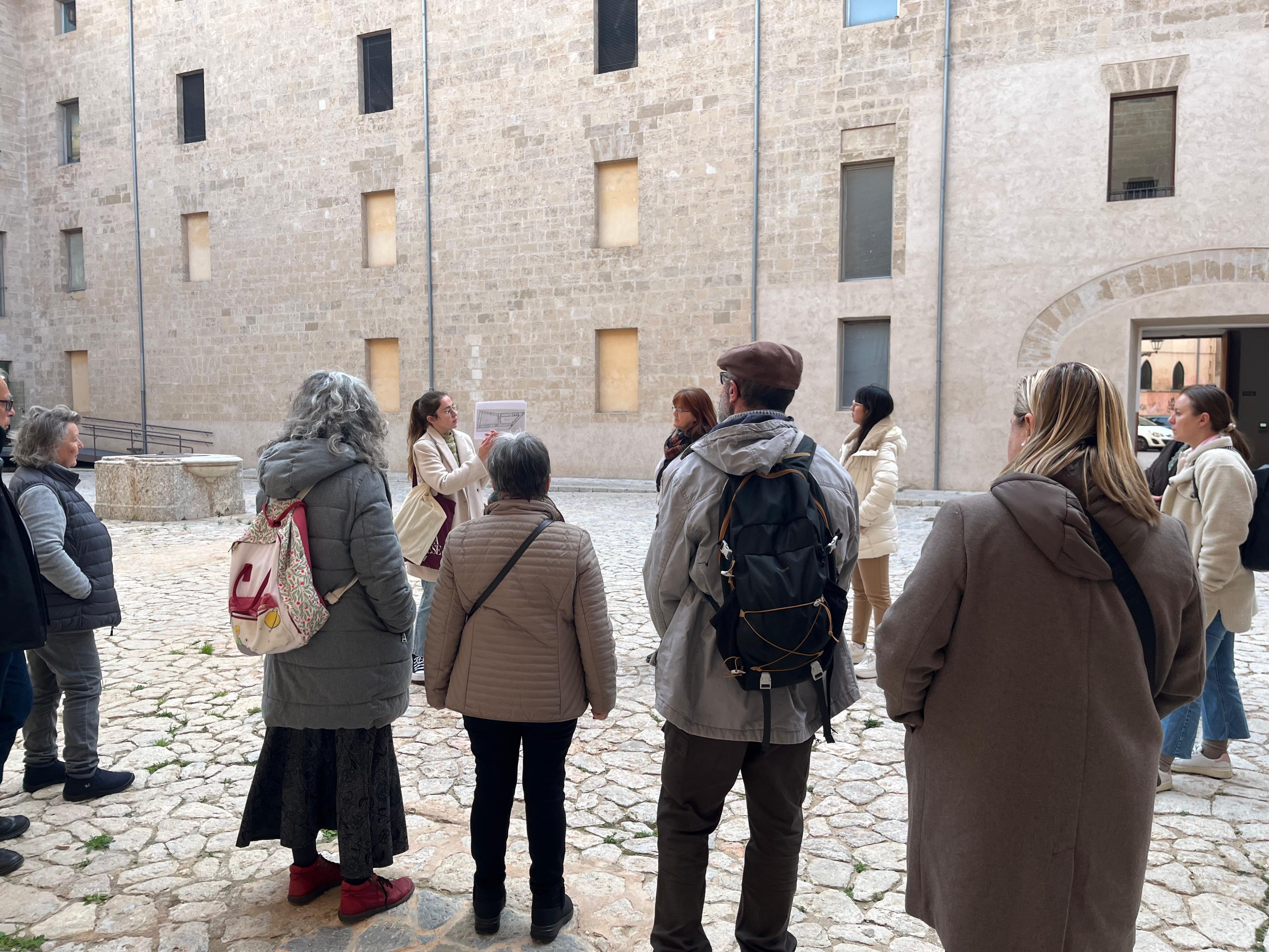 Moment durant la visita guiada a La Misericòrdia a la qual va assistir la vicepresidenta i consellera de Cultura i Patrimoni, Antònia Roca