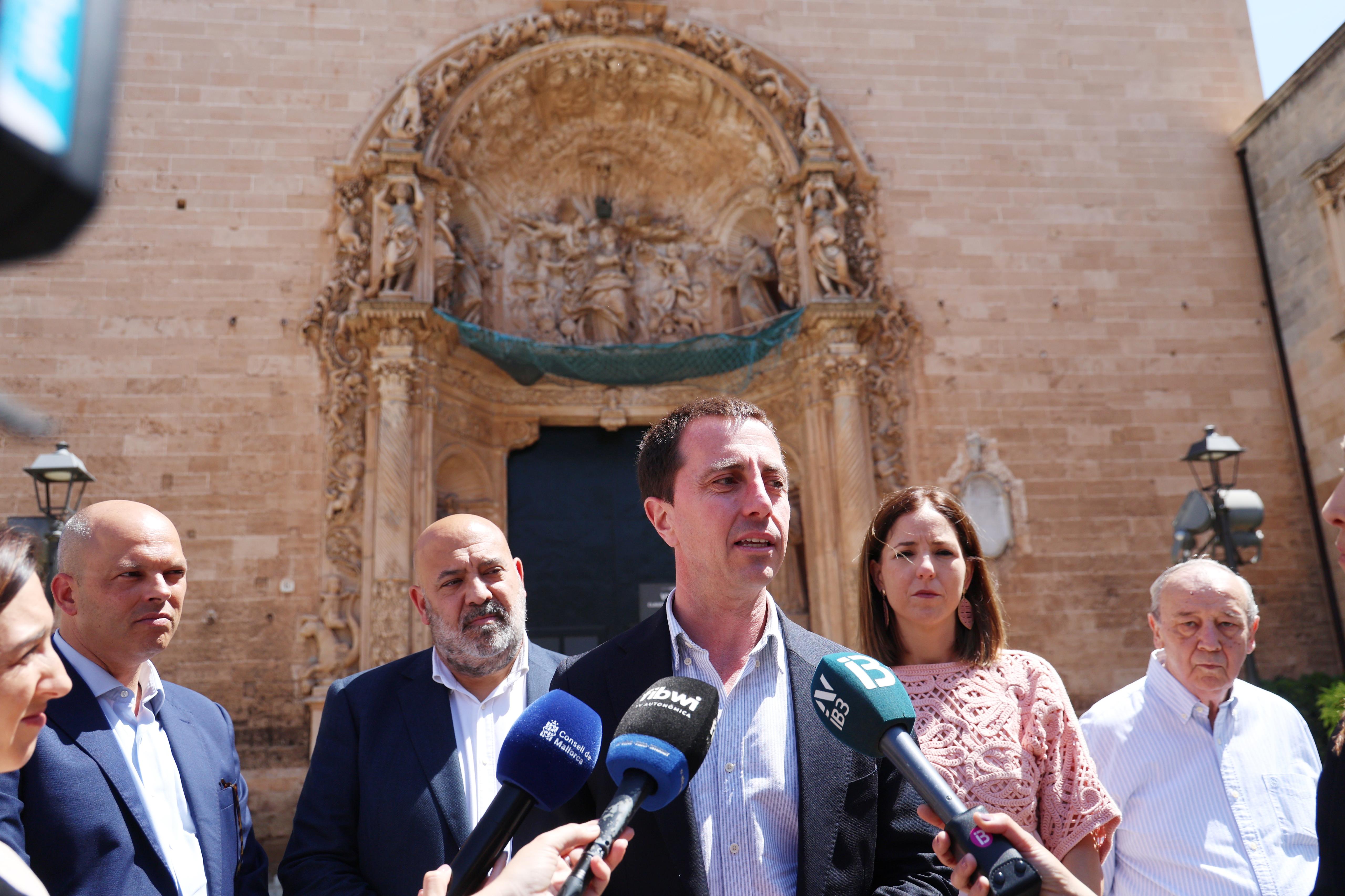 Imatge d'avui davant la façana principal de l’església de Sant Francesc de Palma