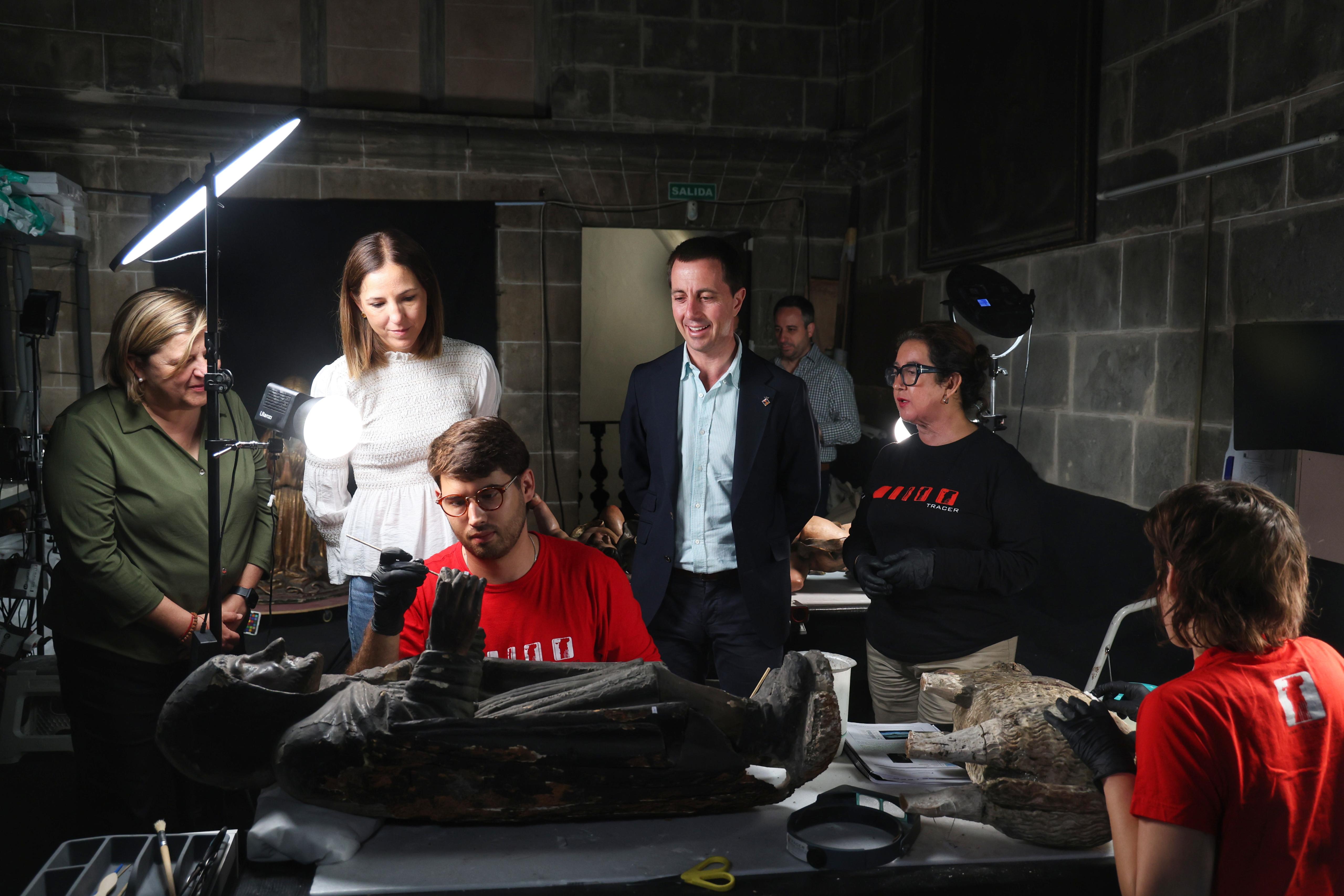 Visita del president del Consell de Mallorca, Llorenç Galmés, i la vicepresidenta i consellera de Cultura i Patrimoni, Antònia Roca a la restauració del Betlem de la Sang