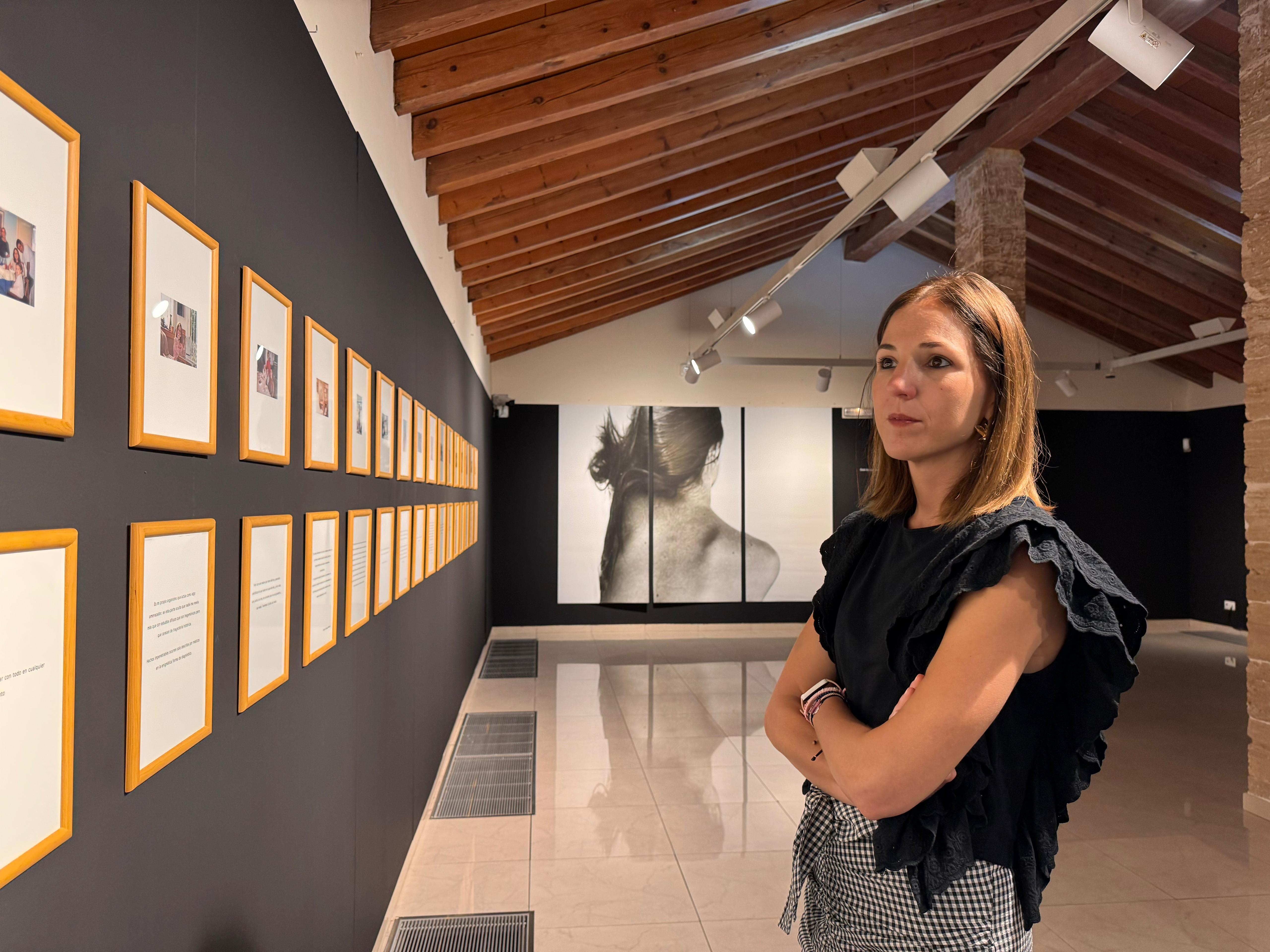 La vicepresidenta i consellera de Cultura i Patrimoni, Antònia Roca, a l'exposició «Cualquier cosa puede acabar con todo en cualquier momento», de Marina Planas