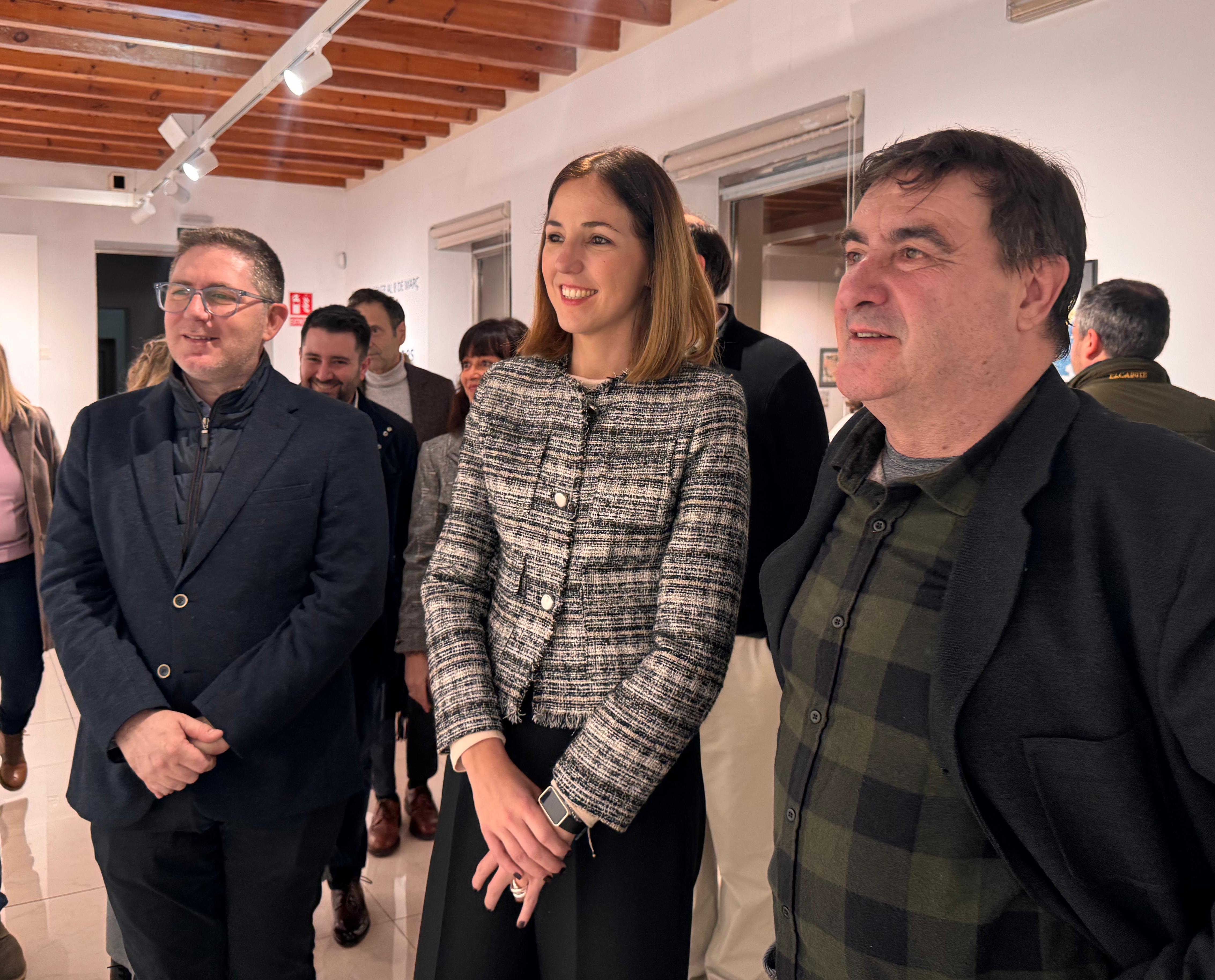 El director insular de Cultura, Guillem Ginard, la vicepresidenta del Consell de Mallorca, Antònia Roca, y el ilustrador BibiBibi
