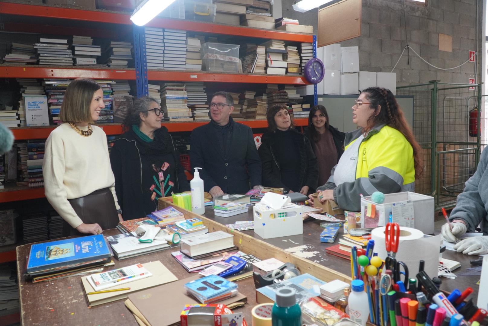 Momento de la entrega de libros a la Fundació Deixalles