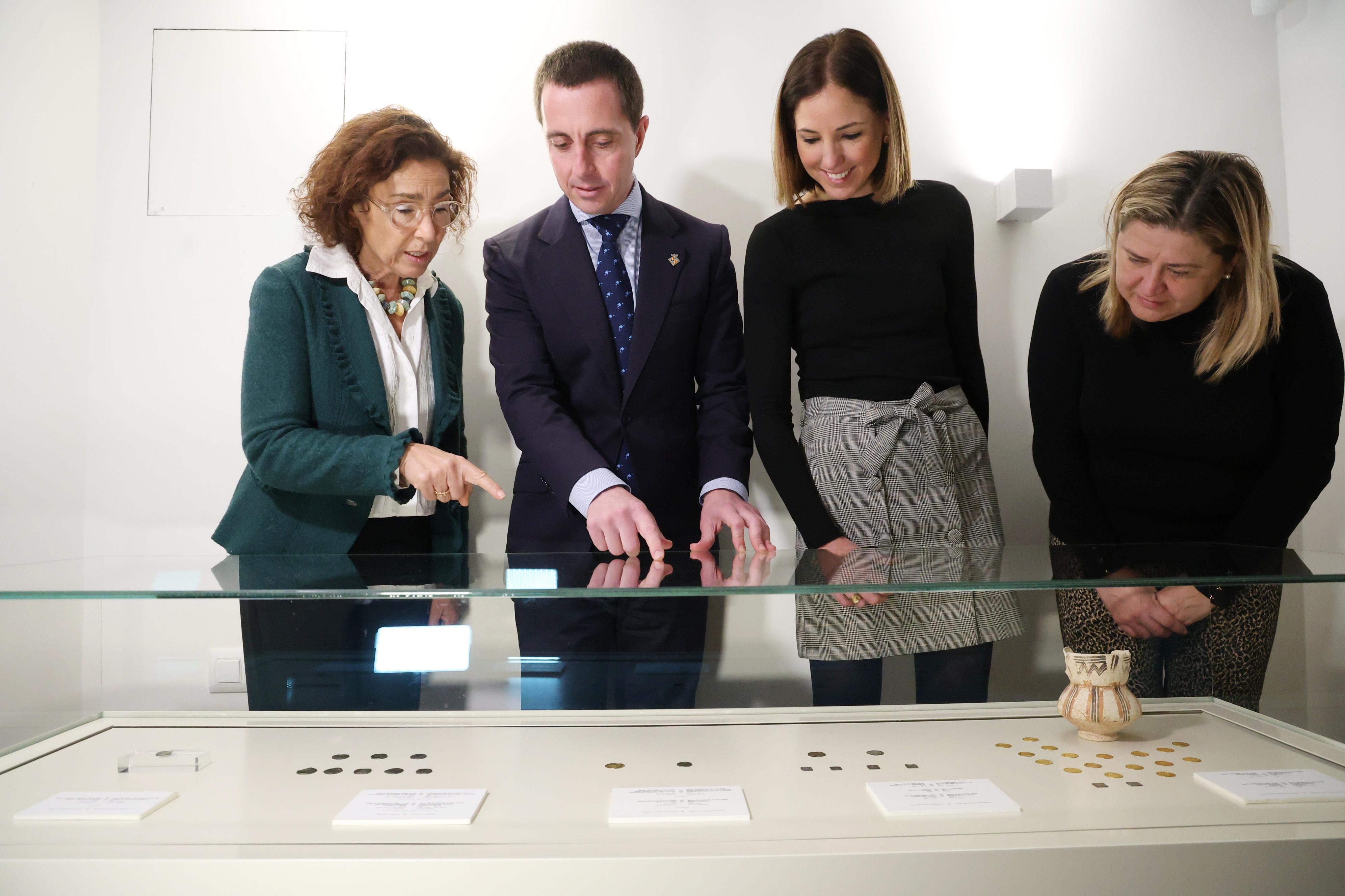 De izquierda a derecha: la directora del Museu de Mallorca, Maria Gràcia Salvà; el presidente del Consell de Mallorca, Llorenç Galmés; la vicepresidenta i consejera de Cultura y Patrimonio, Antònia Roca y la directora insular de Patrimonio, Maribel Arnau en el Museu de Mallorca