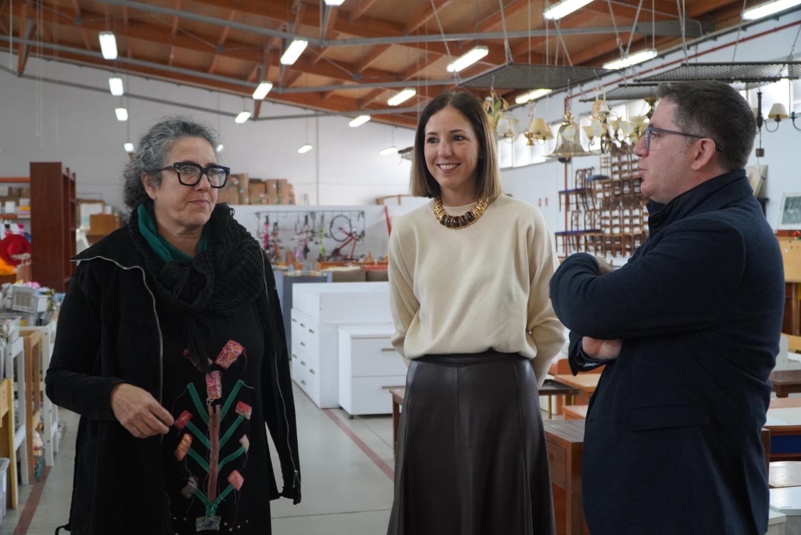 Momento de la entrega de libros a la Fundació Deixalles