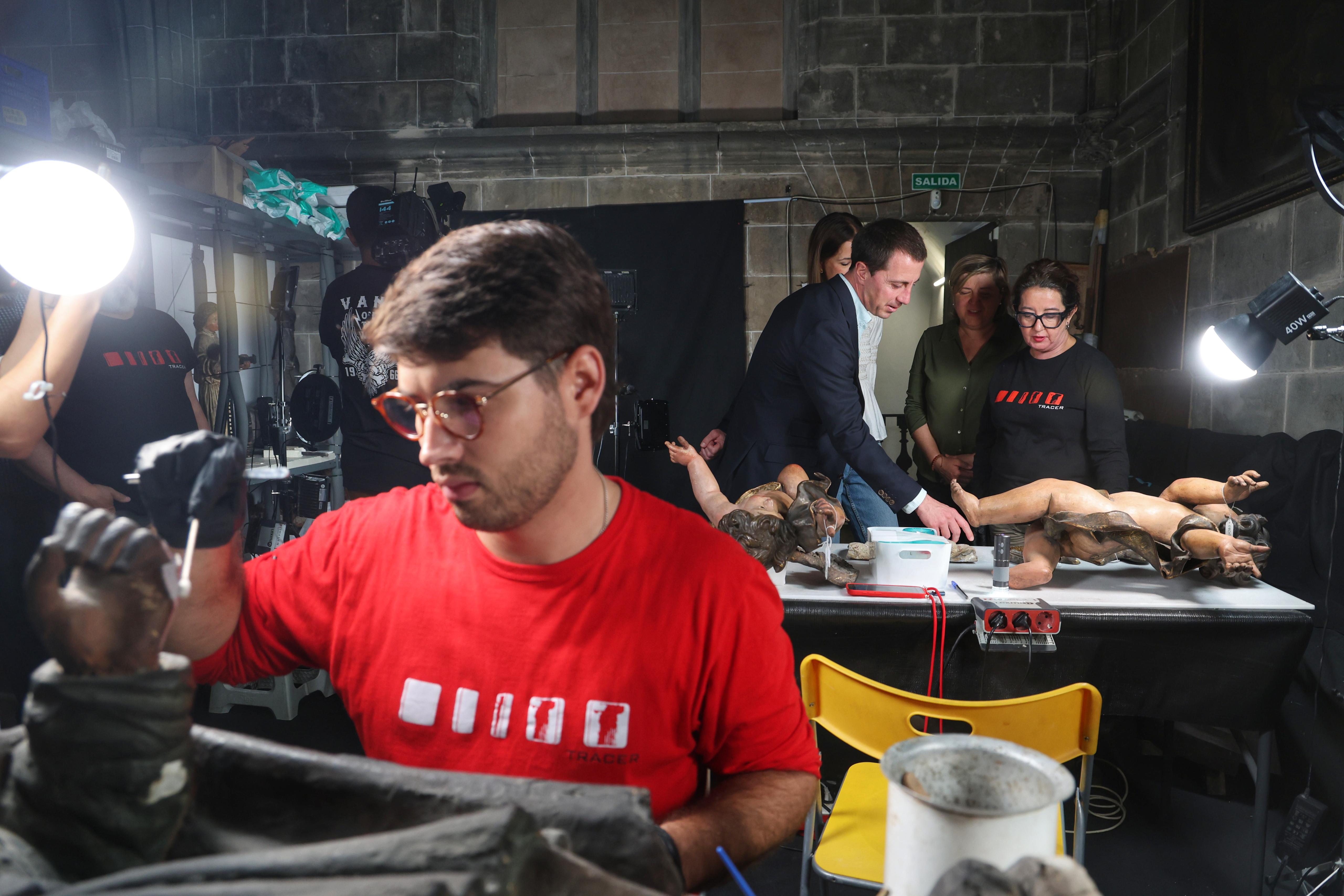 Visita del president del Consell de Mallorca, Llorenç Galmés, i la vicepresidenta i consellera de Cultura i Patrimoni, Antònia Roca a la restauració del Betlem de la Sang