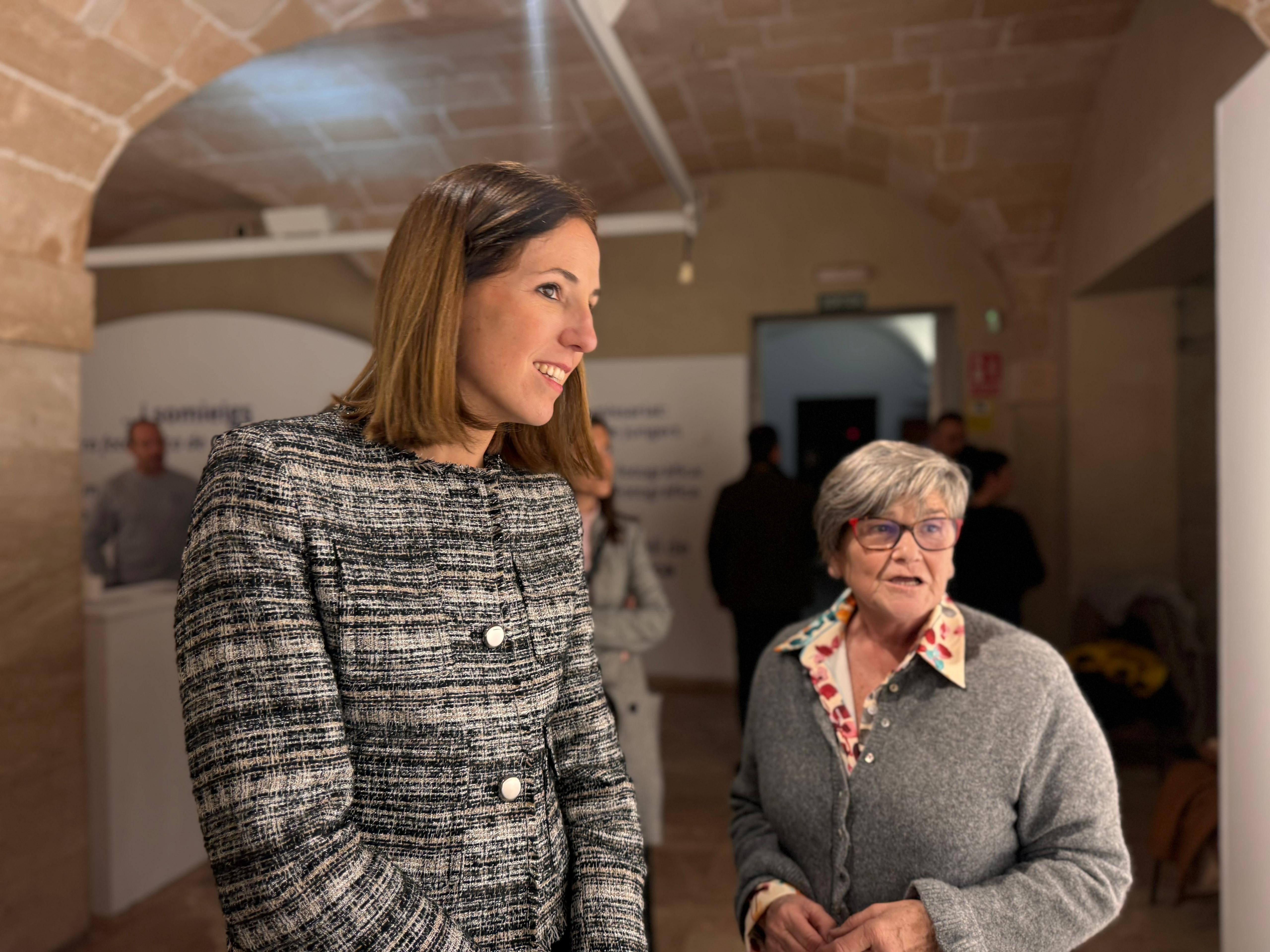 La vicepresidenta del Consell de Mallorca, Antònia Roca, y Catalina Ginard durante la inauguración