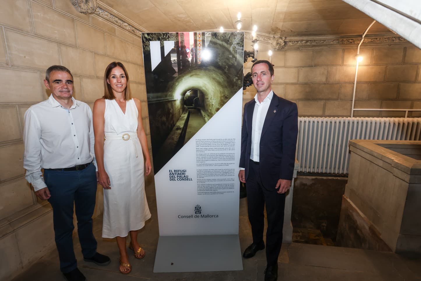 El president del Consell de Mallorca, Llorenç Galmés i la vicepresidenta i consellera de Cultura i Patrimoni, Antònia Roca al refugi antiaeri de Palau del Consell.