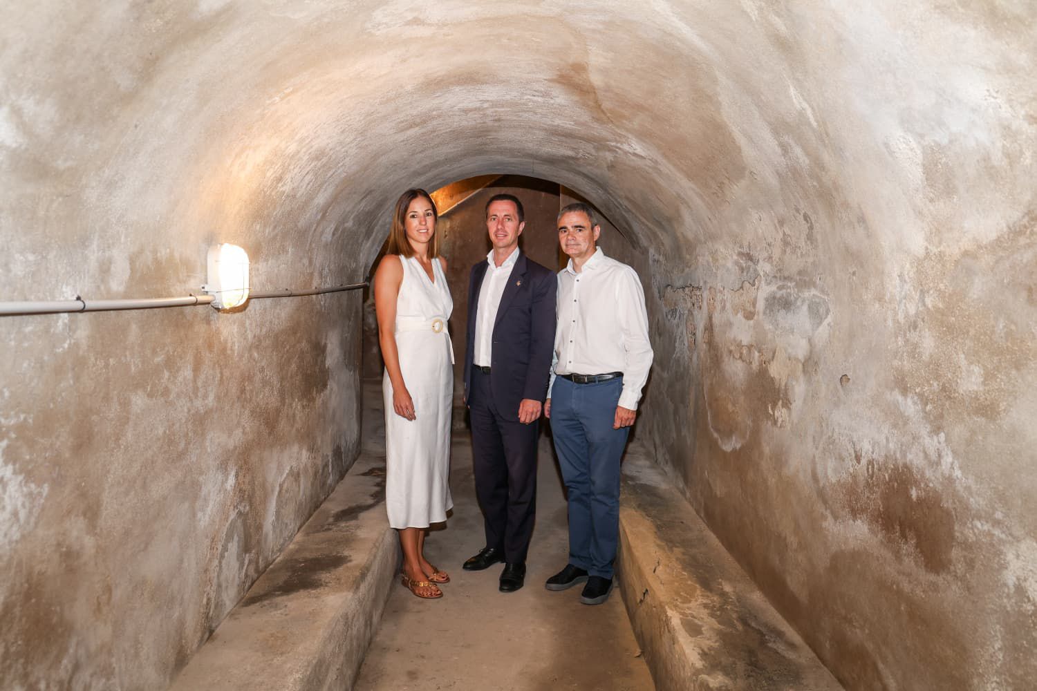 El president del Consell de Mallorca, Llorenç Galmés i la vicepresidenta i consellera de Cultura i Patrimoni, Antònia Roca al refugi antiaeri de Palau del Consell.