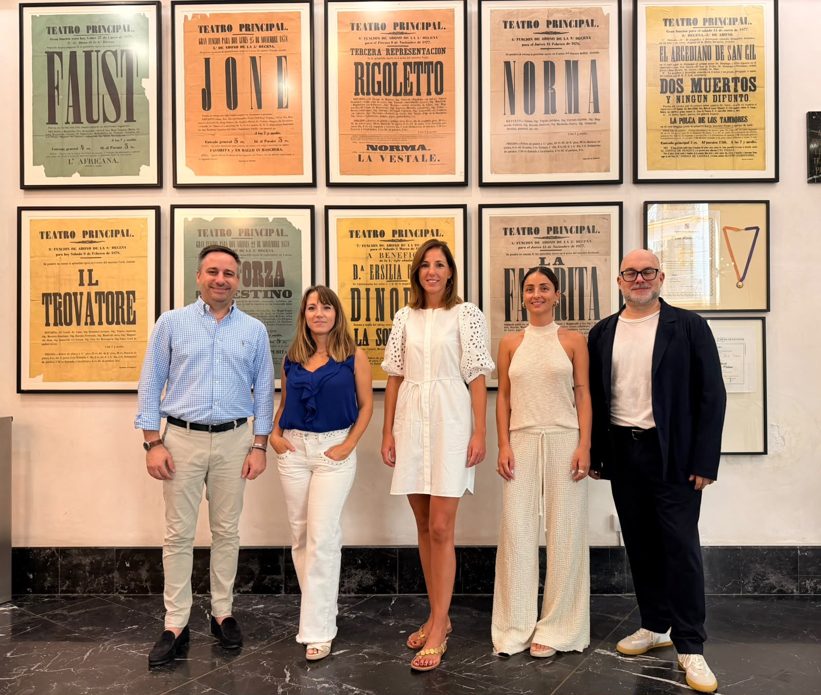 De izquierda a derecha: el director insular de Cultura, Andrés Ferrer; la comisaria, Aina Ferrero Horrach; la vicepresidenta del Consell de Mallorca, Antònia Roca; la comisaria, Lourdes Melis Gomila y el director del Teatro Principal, Miquel Martorell.