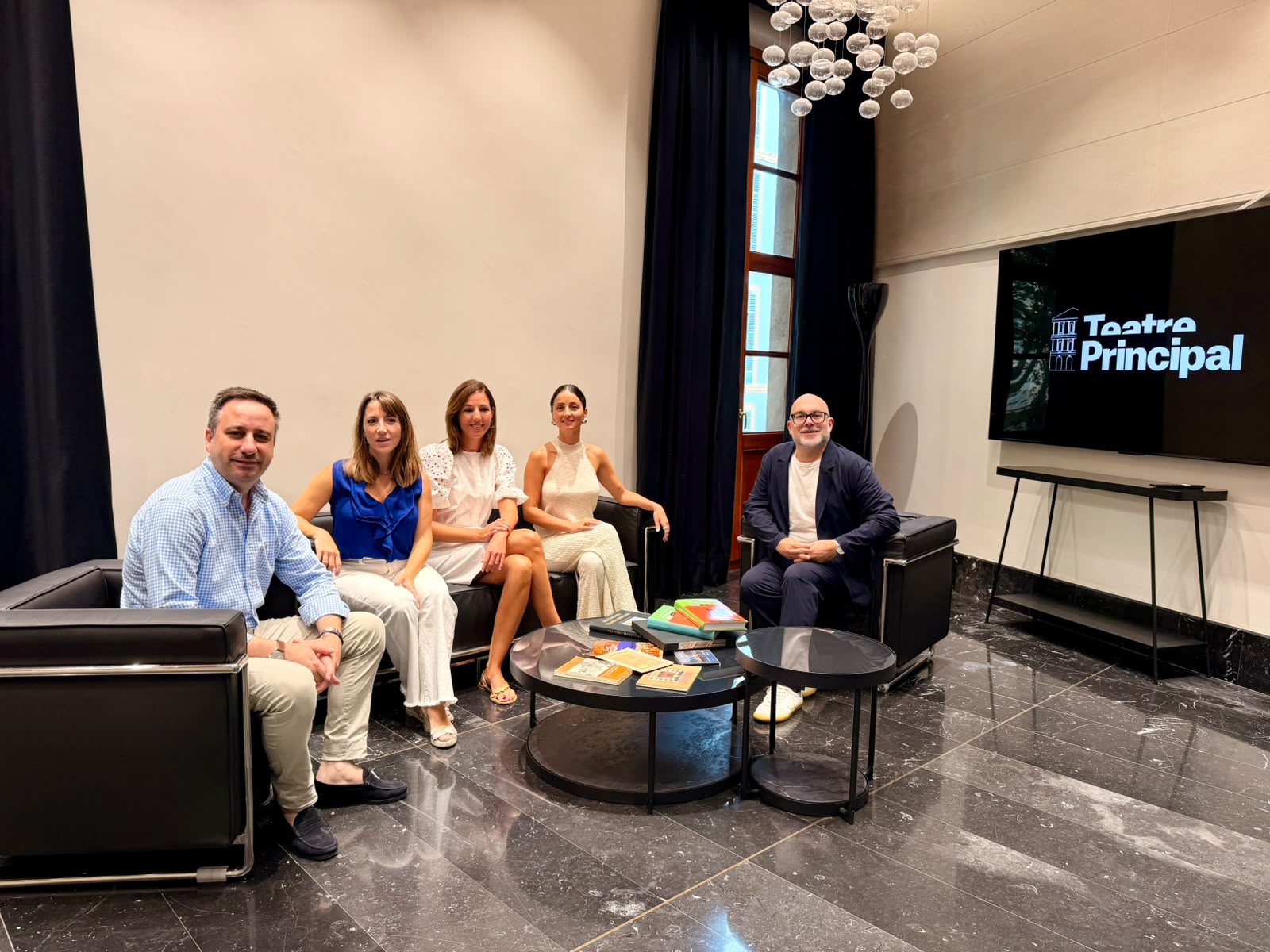 De izquierda a derecha: el director insular de Cultura, Andrés Ferrer; la comisaria, Aina Ferrero Horrach; la vicepresidenta del Consell de Mallorca, Antònia Roca; la comisaria, Lourdes Melis Gomila y el director del Teatro Principal, Miquel Martorell.