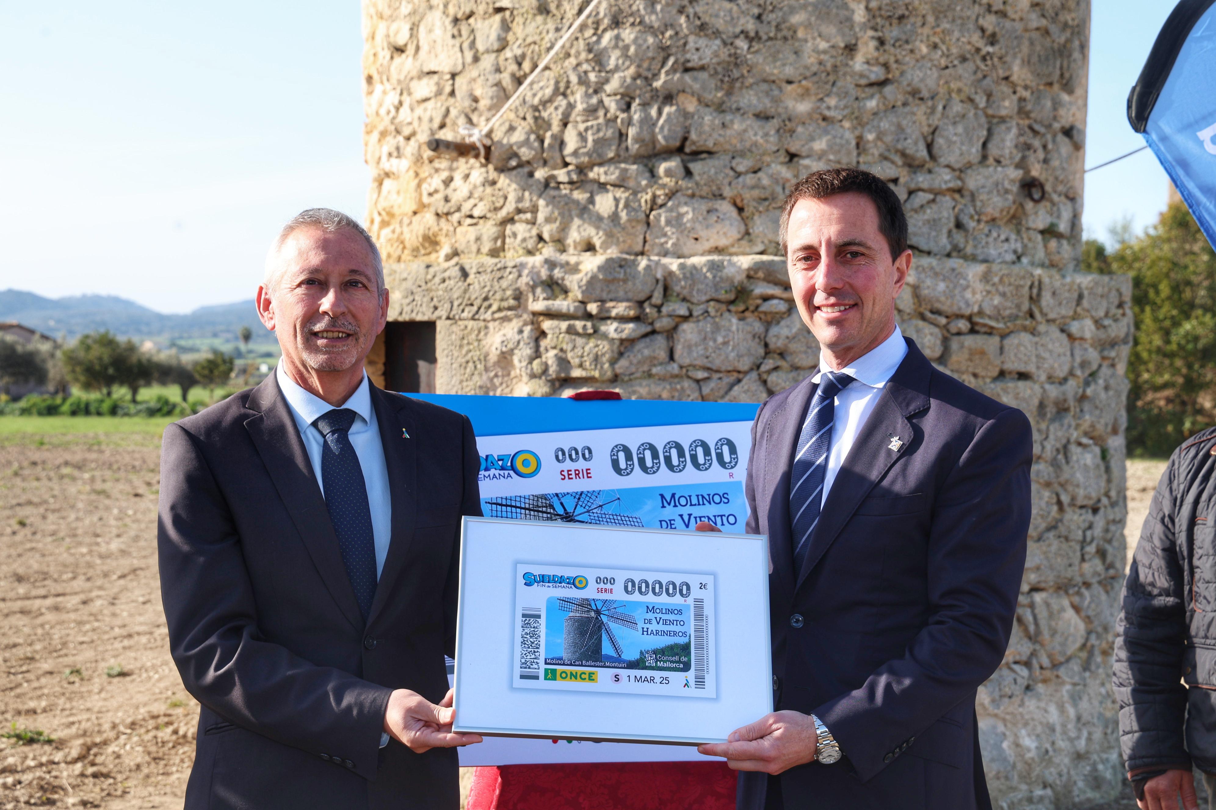 De dreta a esquerra: el president del Consell de Mallorca, Llorenç Galmés i el delegat de l'ONCE a Balears, José Antonio Toledo durant el moment de la presentació del cupó