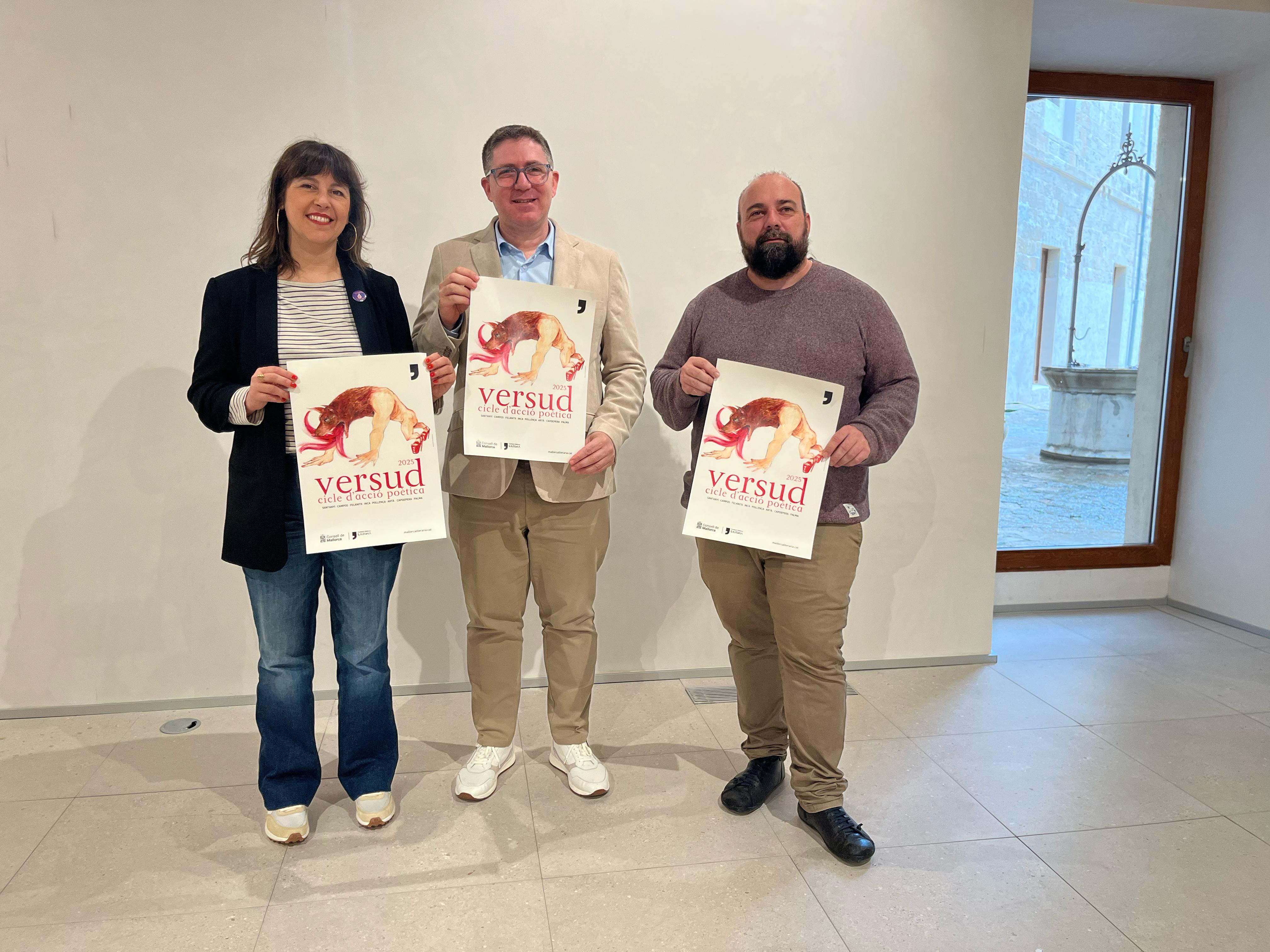 D'esquerra a dreta: Carme Castells de Fundació Mallorca Literària, el director insular de Cultura i Patrimoni, Guillem Ginard i Pau Vadell