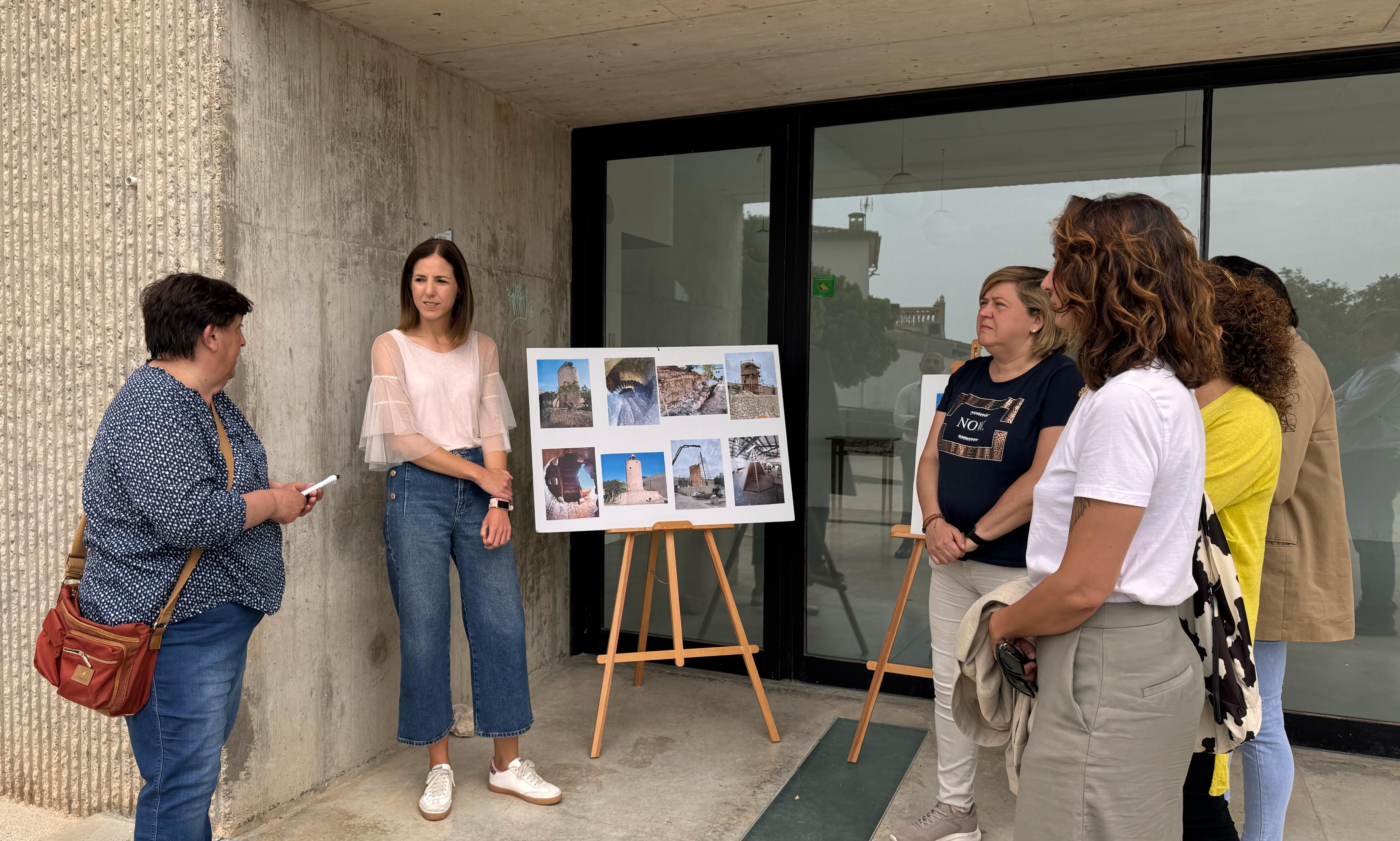 Imatge de la visita d'avui de la vicepresidenta i consellera de Cultura i Patrimoni, Antònia Roca, al molí de Can Ferrando de Montuïri