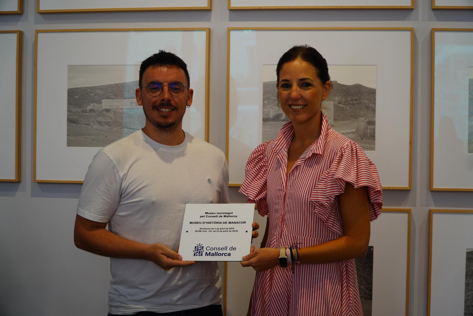 Entrega de placas acreditativas de museos 