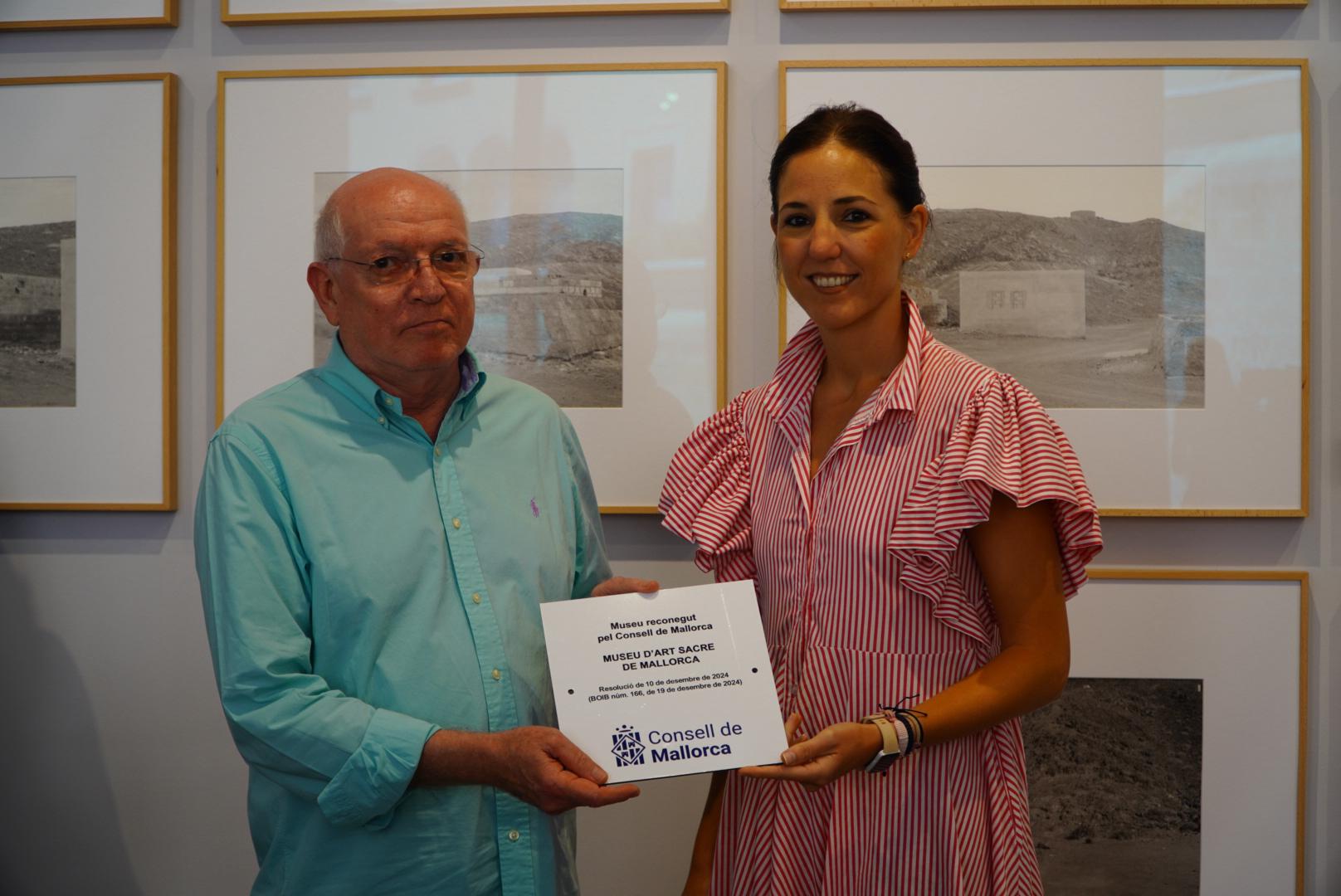 Entrega de placas acreditativas de museos 