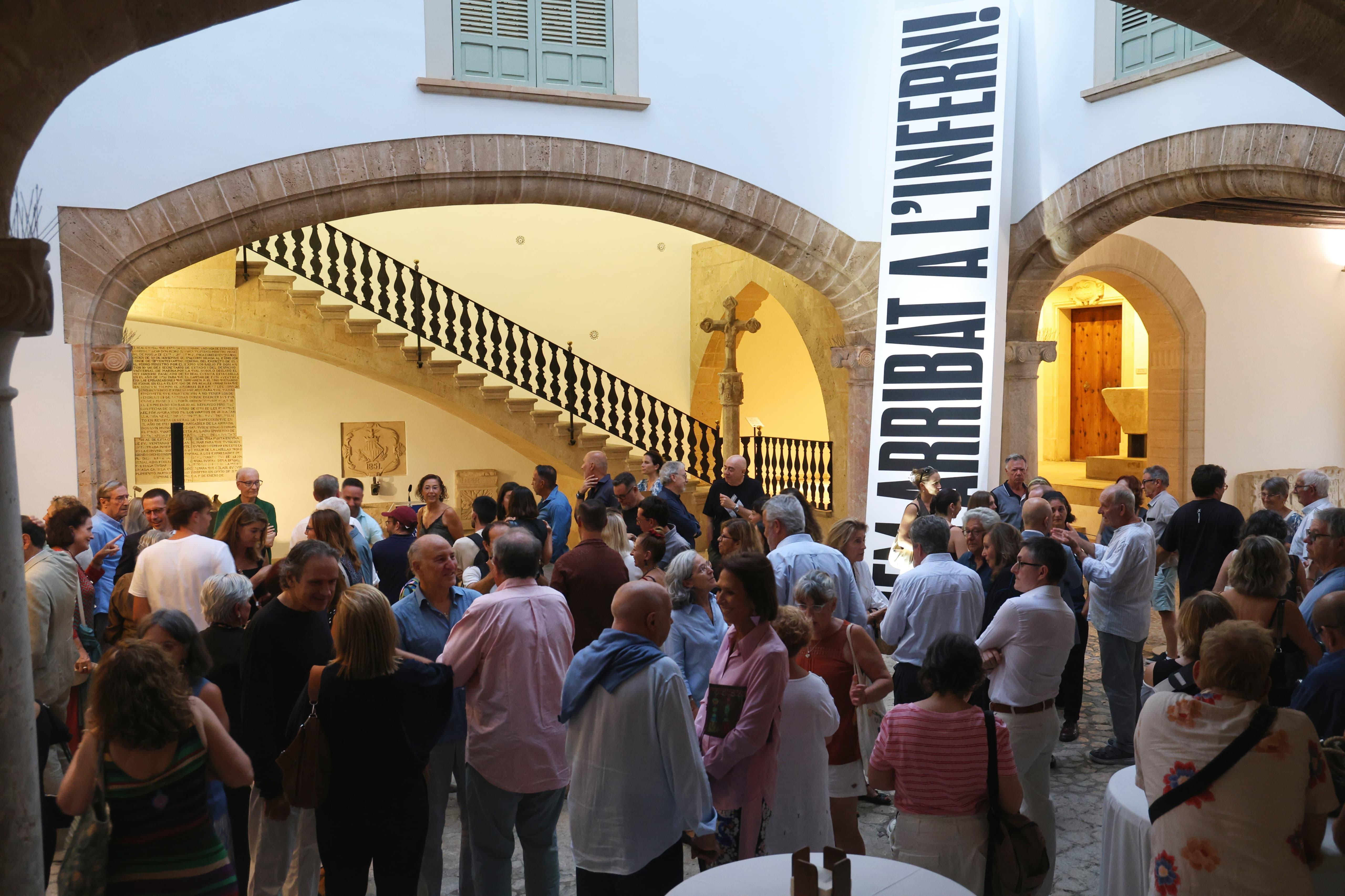 Inauguración de la exposición «Bernardí Roig. Hem arribat a l’infern!» en el Museo de Mallorca