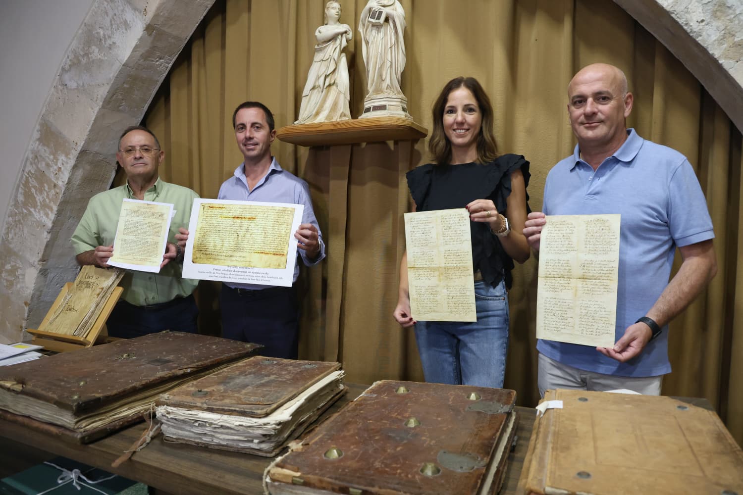 Visita del presidente del Consell de Mallorca, Llorenç Galmés y  la vicepresidenta y consellera de Cultura y Patrimonio, Antònia Roca al archivo histórico del Santuario de Lluc