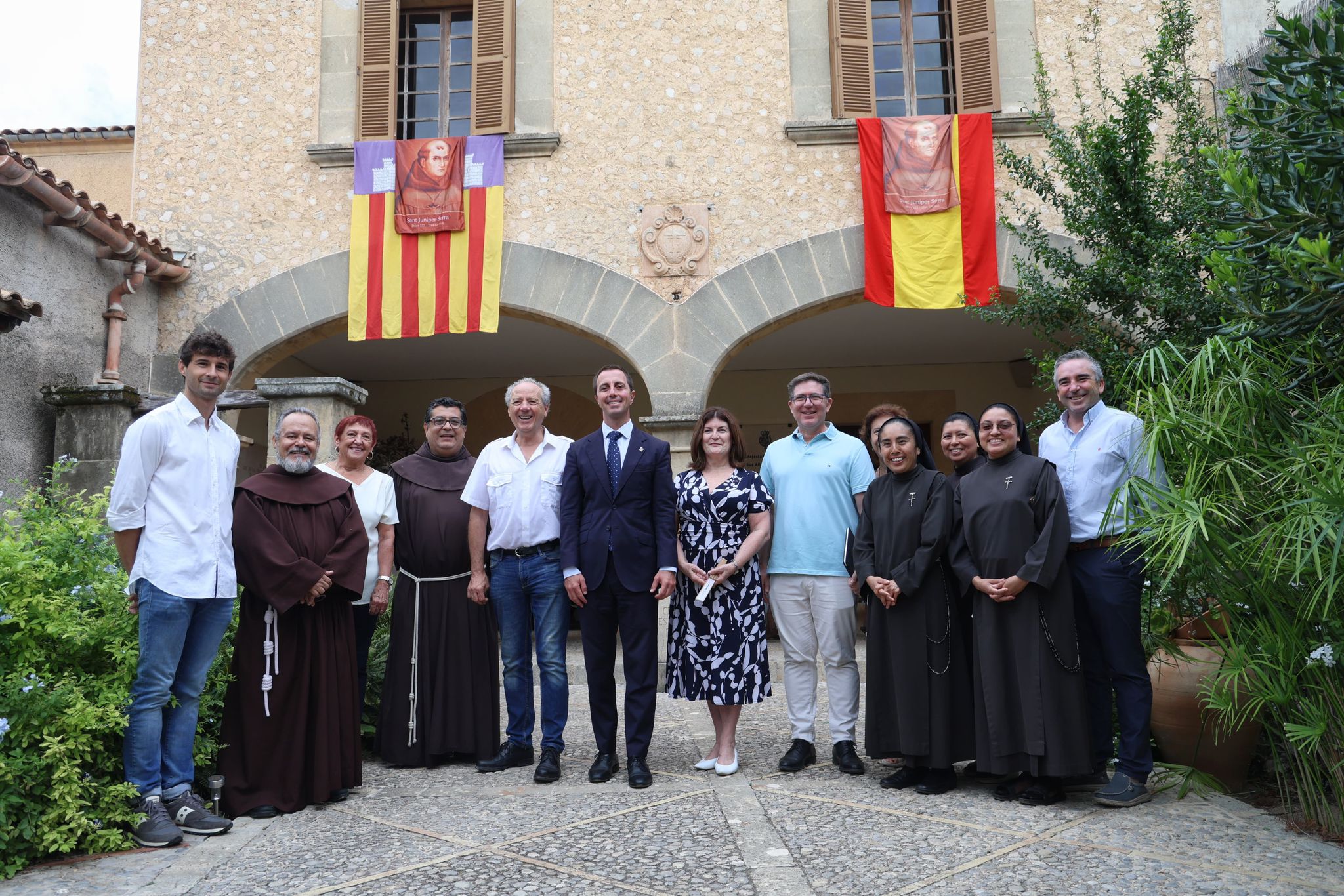 Imatge durant la visita a Petra del president del Consell de Mallorca, Llorenç Galmés