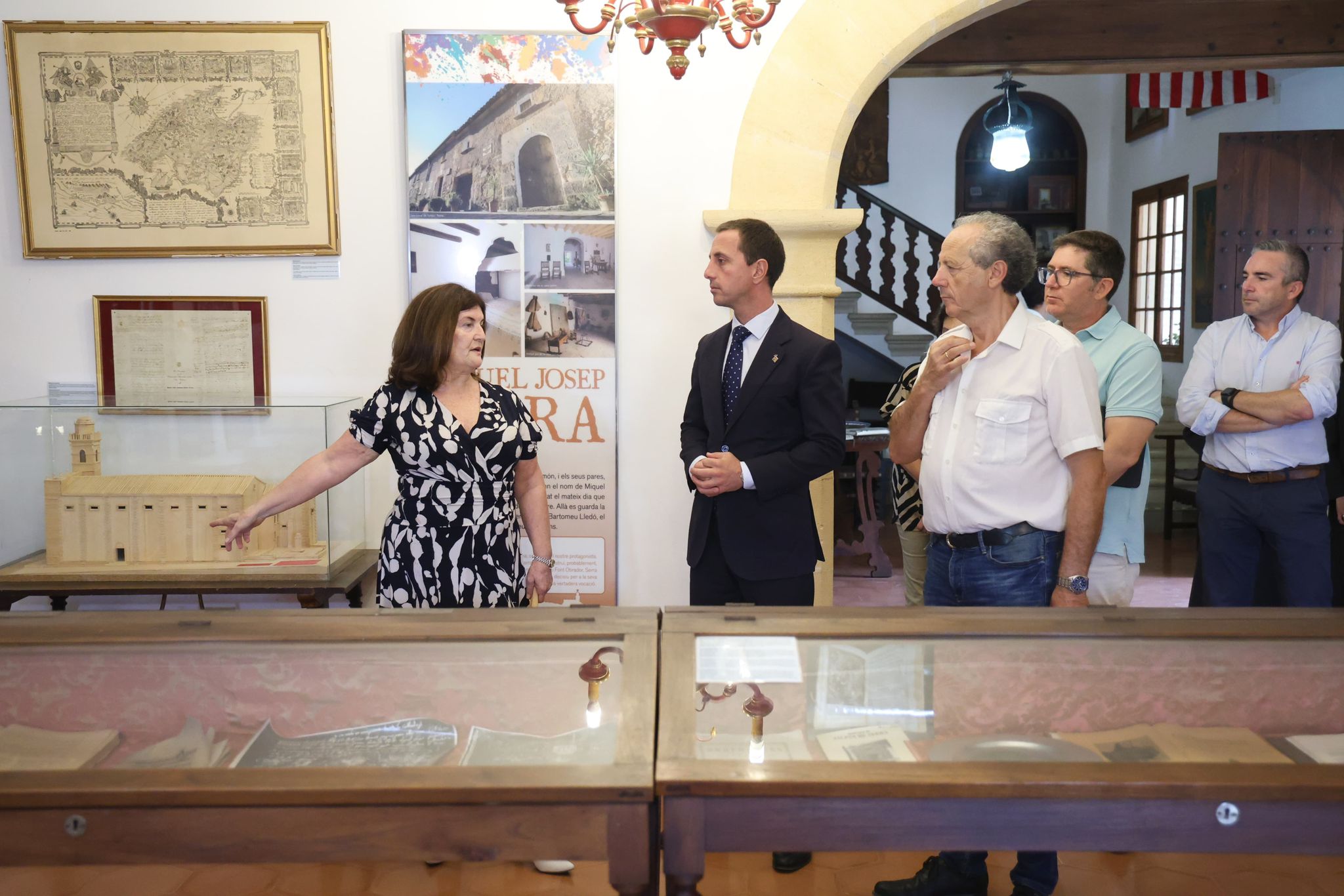 Imatge durant la visita a Petra del president del Consell de Mallorca, Llorenç Galmés