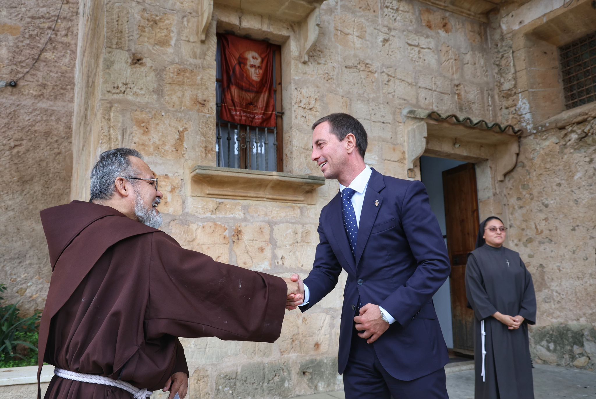 Imatge durant la visita a Petra del president del Consell de Mallorca, Llorenç Galmés