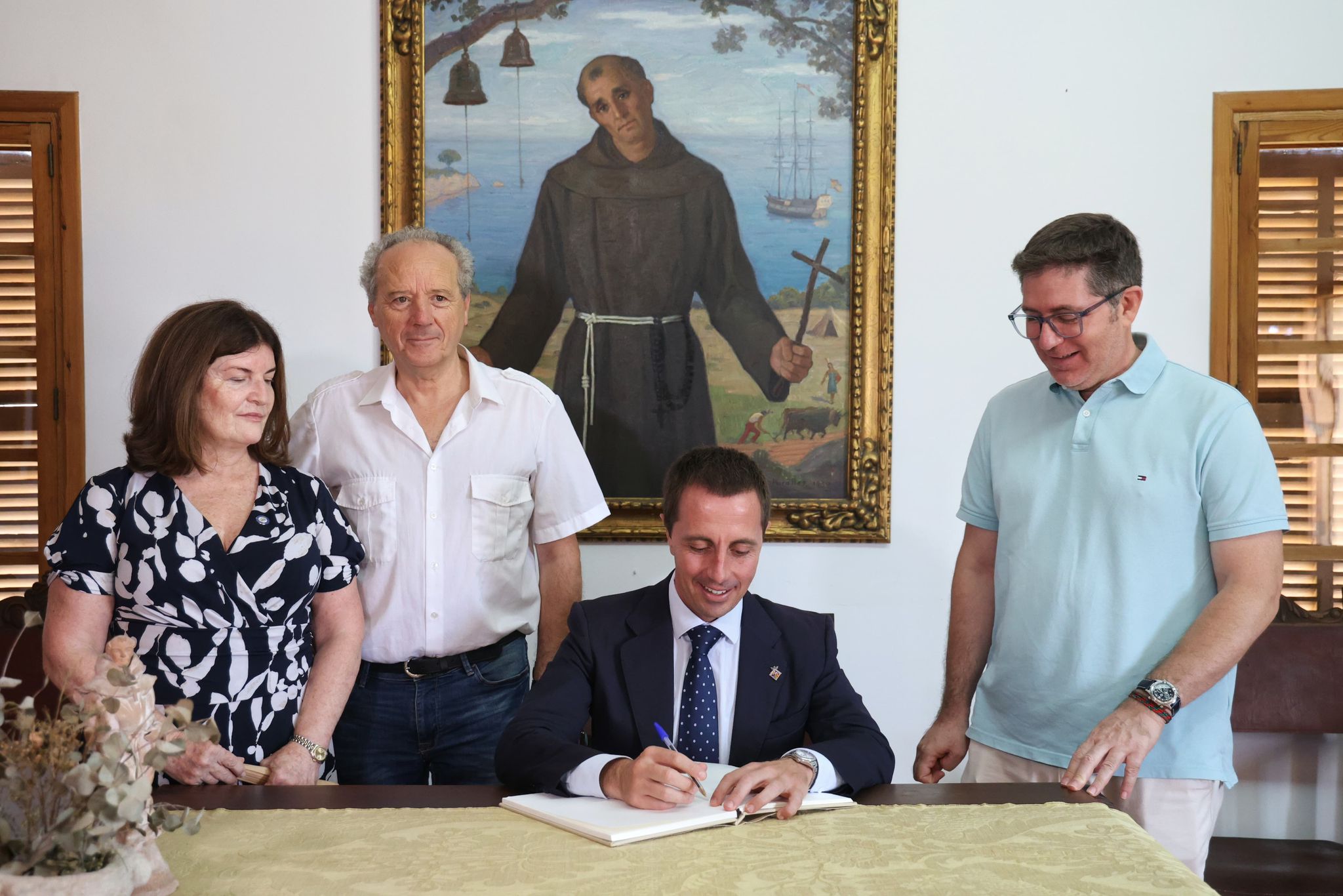 Imatge durant la visita a Petra del president del Consell de Mallorca, Llorenç Galmés