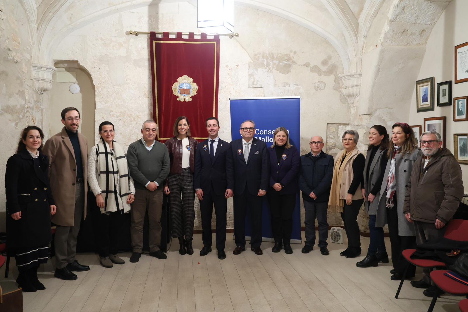 El presidente del Consell de Mallorca, Llorenç Galmés; la vicepresidenta, Antònia Roca y la directora insular de Patrimonio, Maribel Arnau con el Consell Assessor de Patrimoni Cultural Immaterial