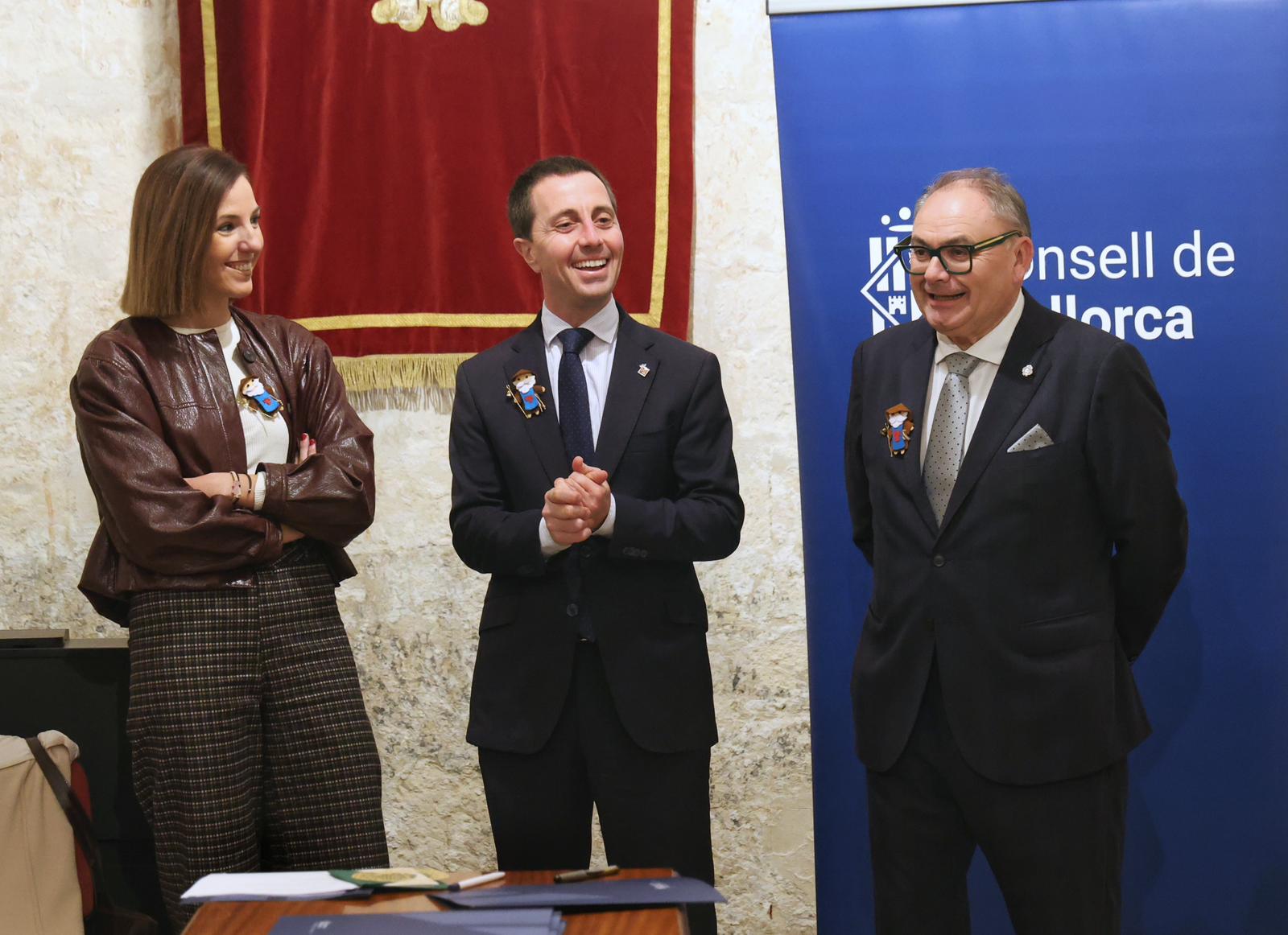 De izquierda a derecha: la vicepresidenta del Consell de Mallorca, Antònia Roca; el presidente del Consell de Mallorca, Llorenç Galmés y el alcalde de Muo, Miquel Porquer