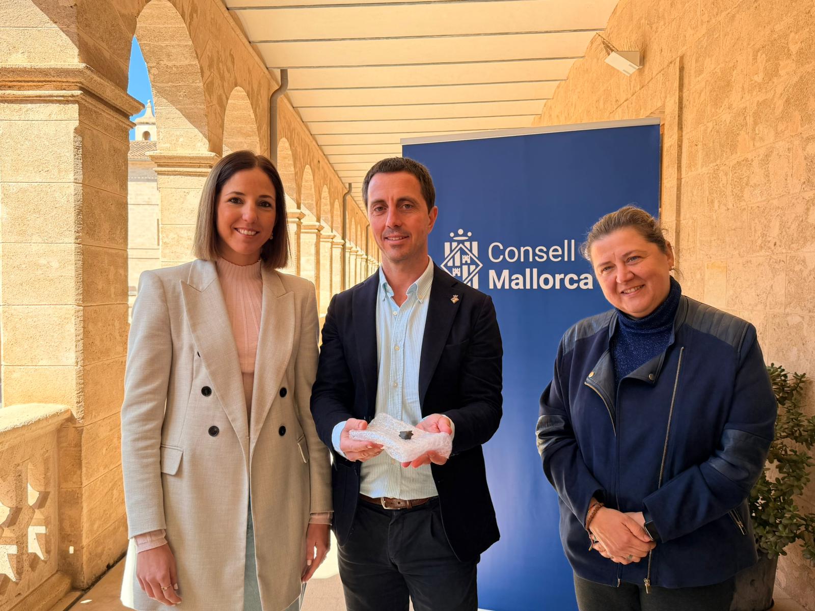 De izquierda a derecha: la vicepresidenta del Consell de Mallorca, Antònia Roca; el presidente del Consell de Mallorca, Llorenç Galmés y la directora insular de Patrimonio, Maribel Arnau.